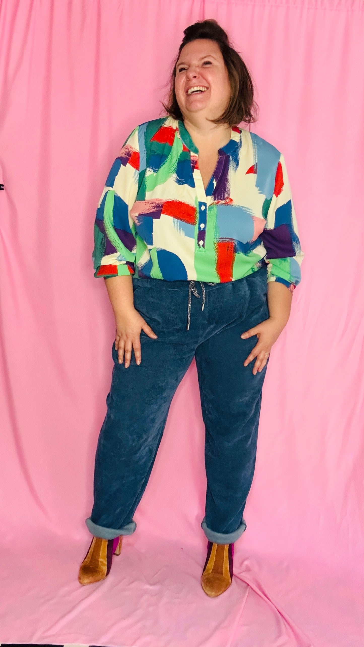 Ce pantalon en velours grande taille bleu canard est un allié idéal pour un look alliant confort et élégance.