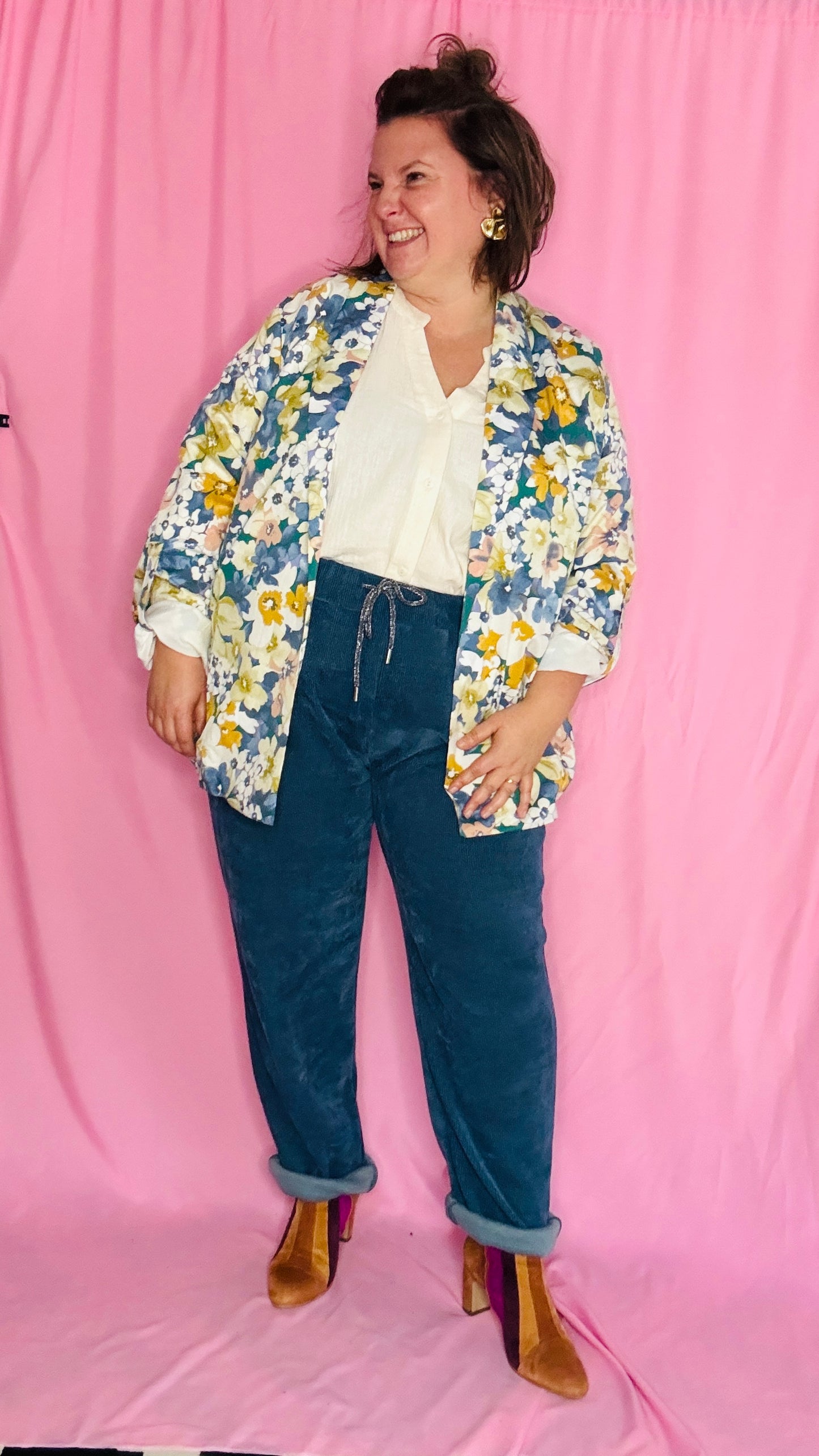 Ce pantalon en velours grande taille bleu canard est un allié idéal pour un look alliant confort et élégance.