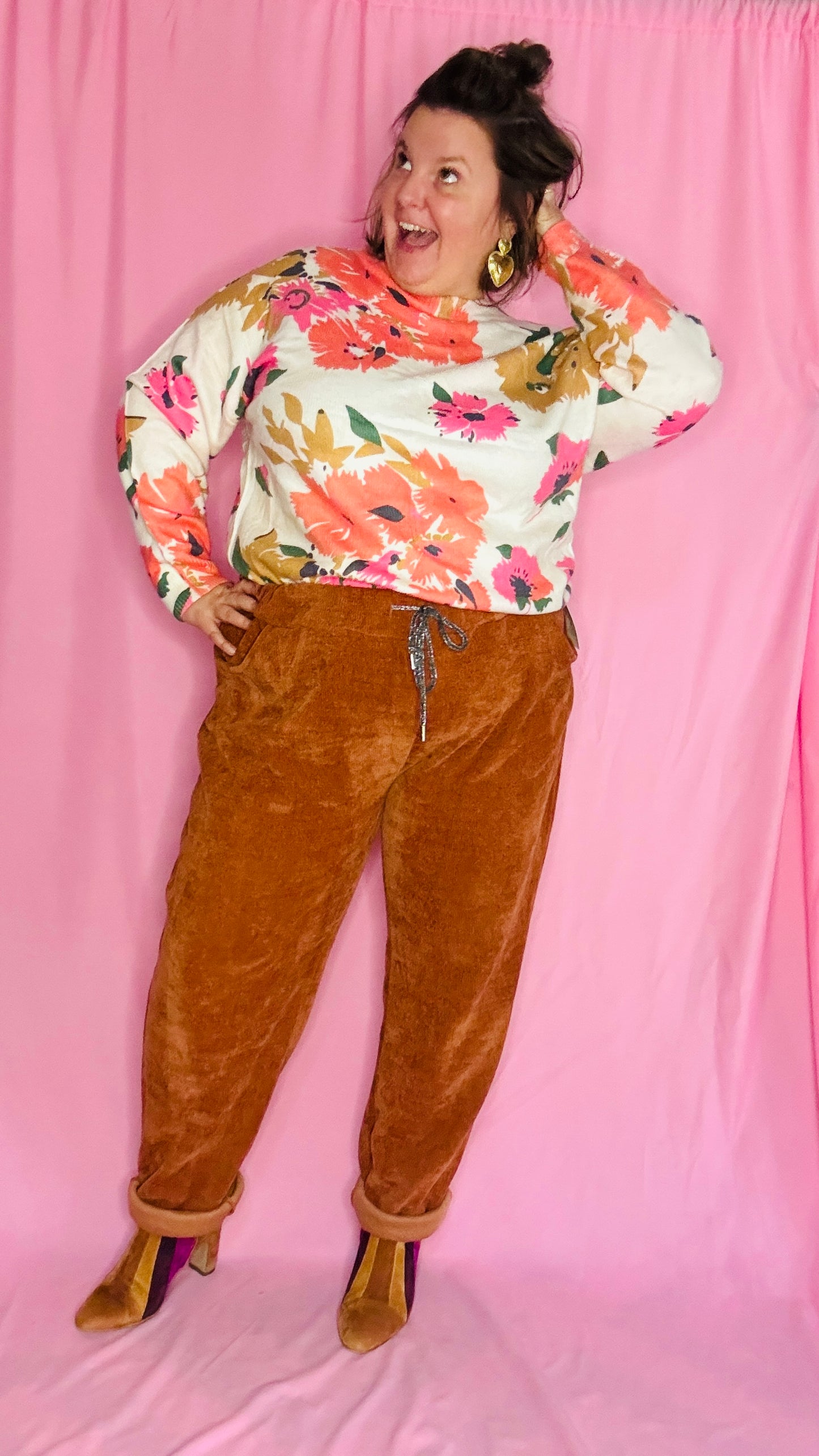 Ce pantalon en velours grande taille rouille est un allié idéal pour un look alliant confort et élégance.