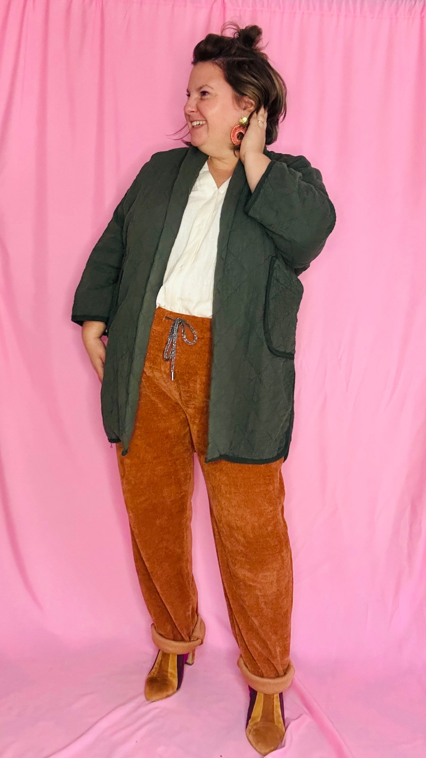 Ce pantalon en velours grande taille rouille est un allié idéal pour un look alliant confort et élégance.