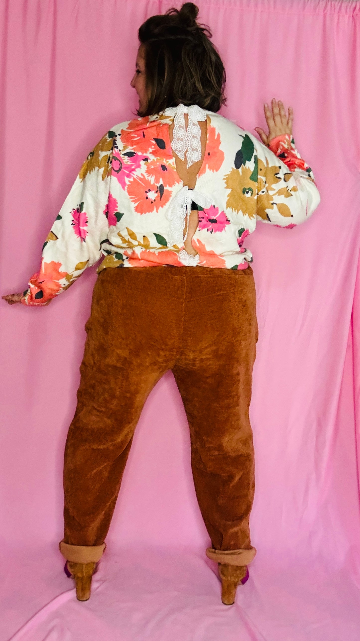 Ce pantalon en velours grande taille rouille est un allié idéal pour un look alliant confort et élégance.