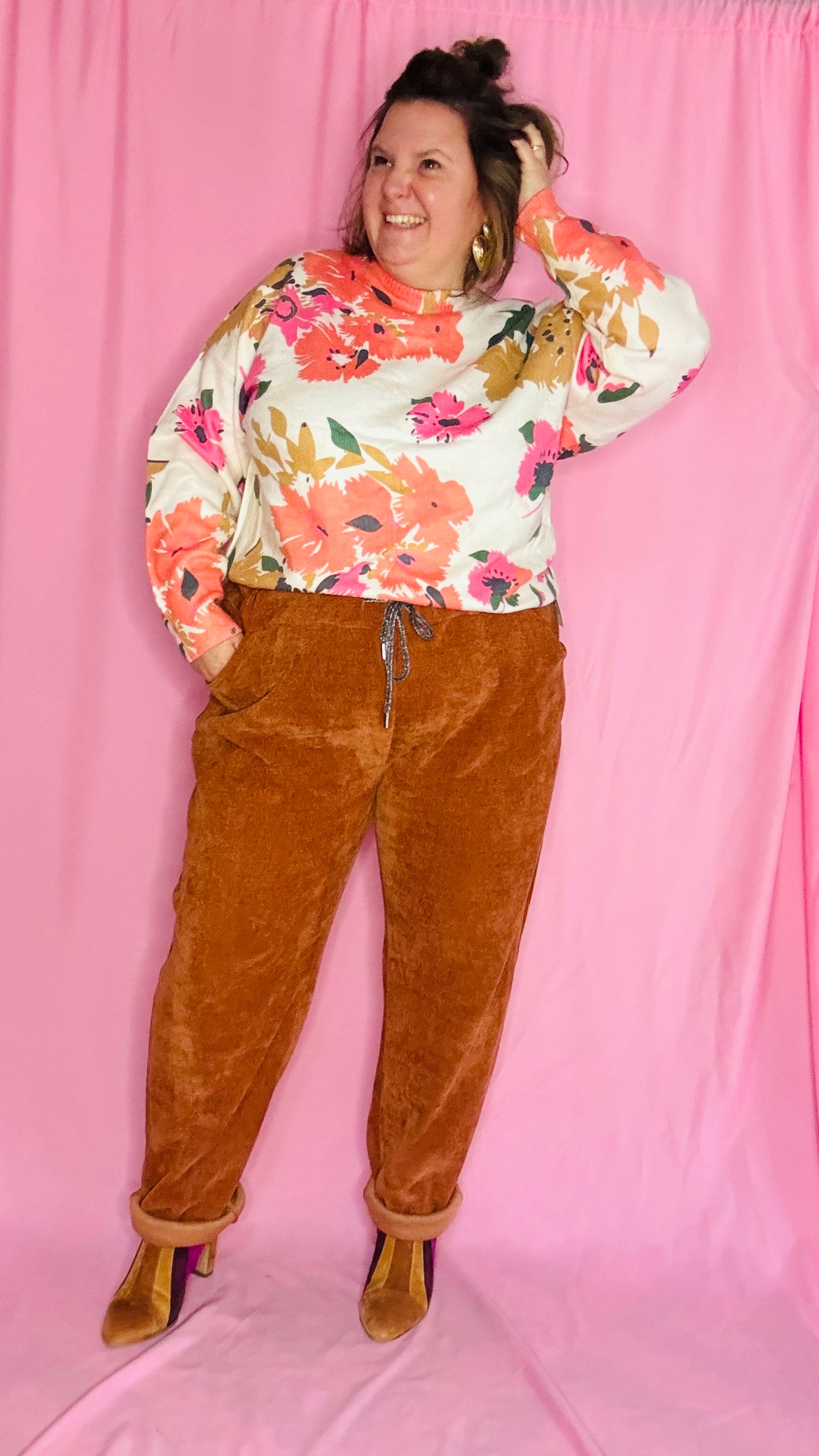 Ce pantalon en velours grande taille rouille est un allié idéal pour un look alliant confort et élégance.