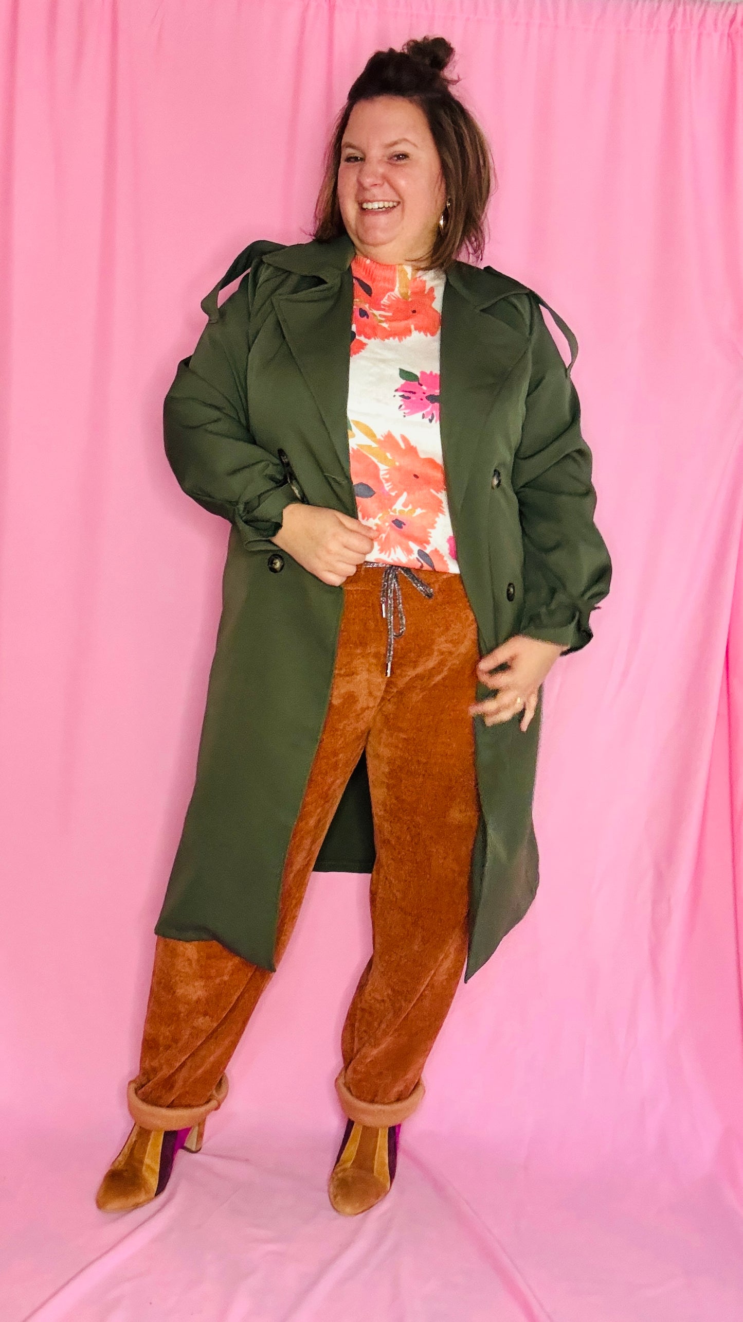 Ce pantalon en velours grande taille rouille est un allié idéal pour un look alliant confort et élégance.