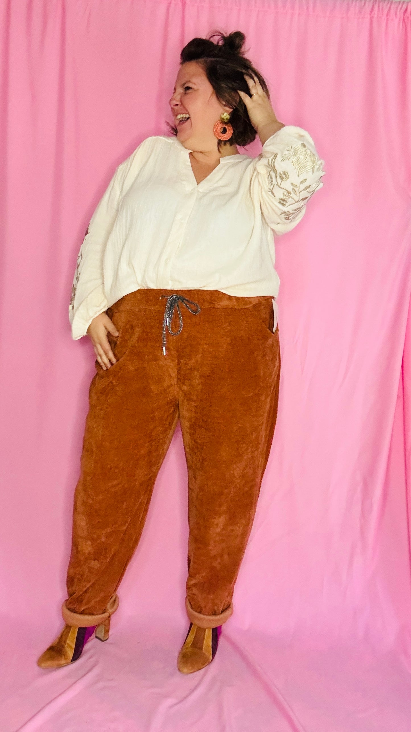 Ce pantalon en velours grande taille rouille est un allié idéal pour un look alliant confort et élégance.