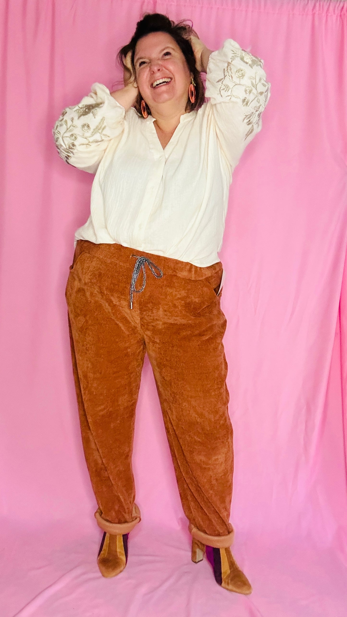 Ce pantalon en velours grande taille rouille est un allié idéal pour un look alliant confort et élégance.