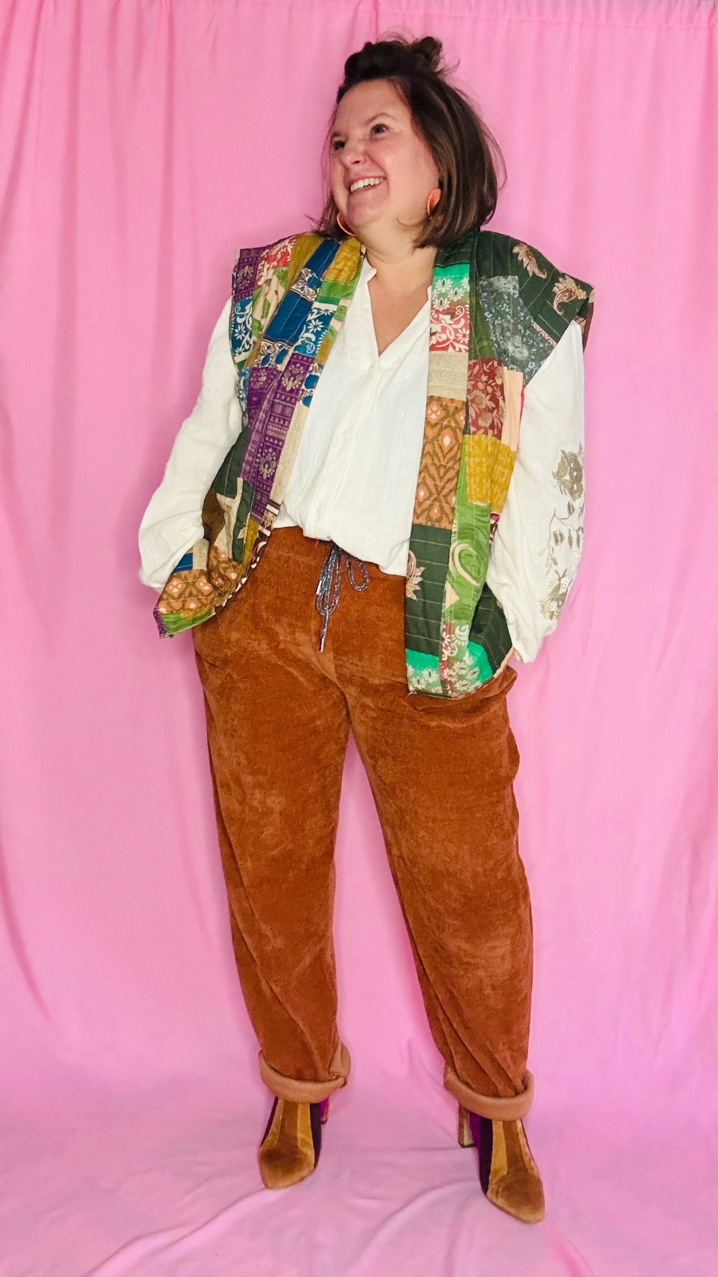 Ce pantalon en velours grande taille rouille est un allié idéal pour un look alliant confort et élégance.