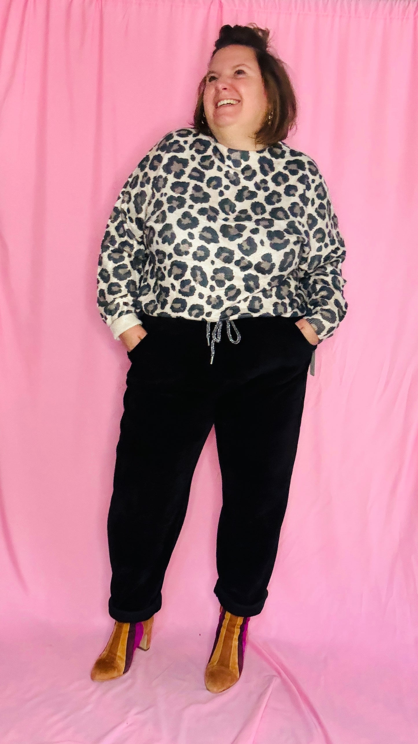 Ce pantalon en velours grande taille noir est un allié idéal pour un look alliant confort et élégance.