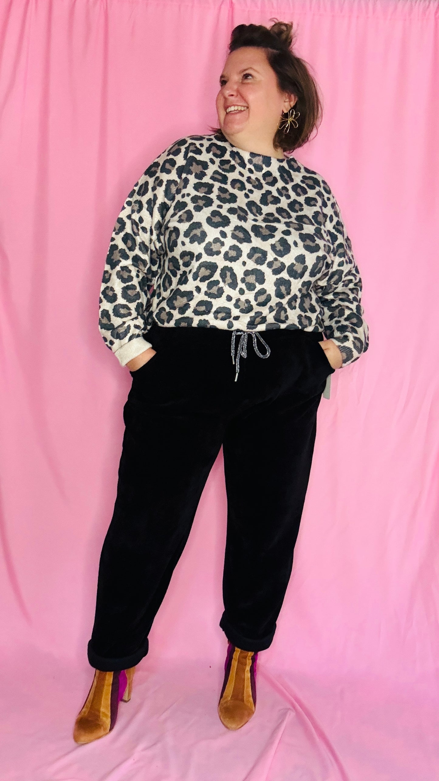Ce pantalon en velours grande taille noir est un allié idéal pour un look alliant confort et élégance.