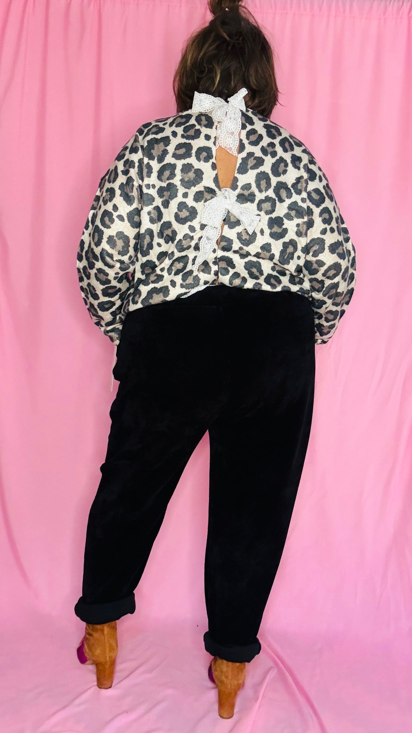 Ce pantalon en velours grande taille noir est un allié idéal pour un look alliant confort et élégance.