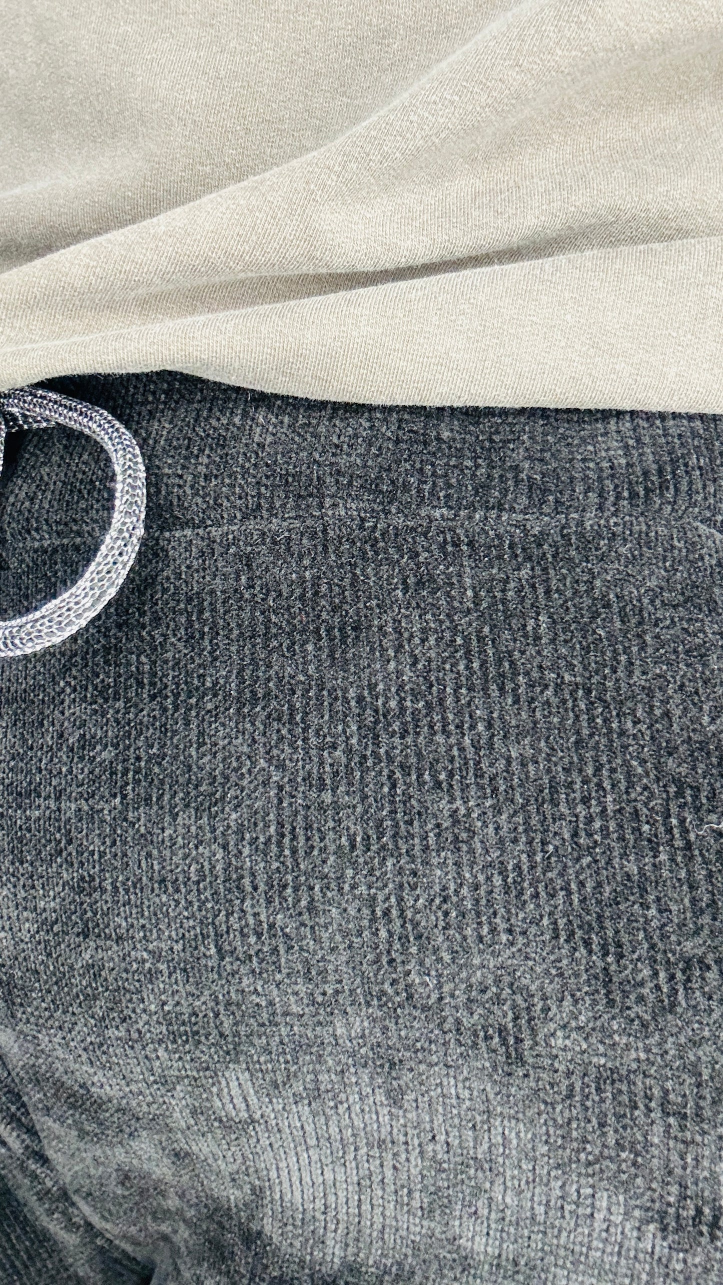 Ce pantalon en velours grande taille noir est un allié idéal pour un look alliant confort et élégance.