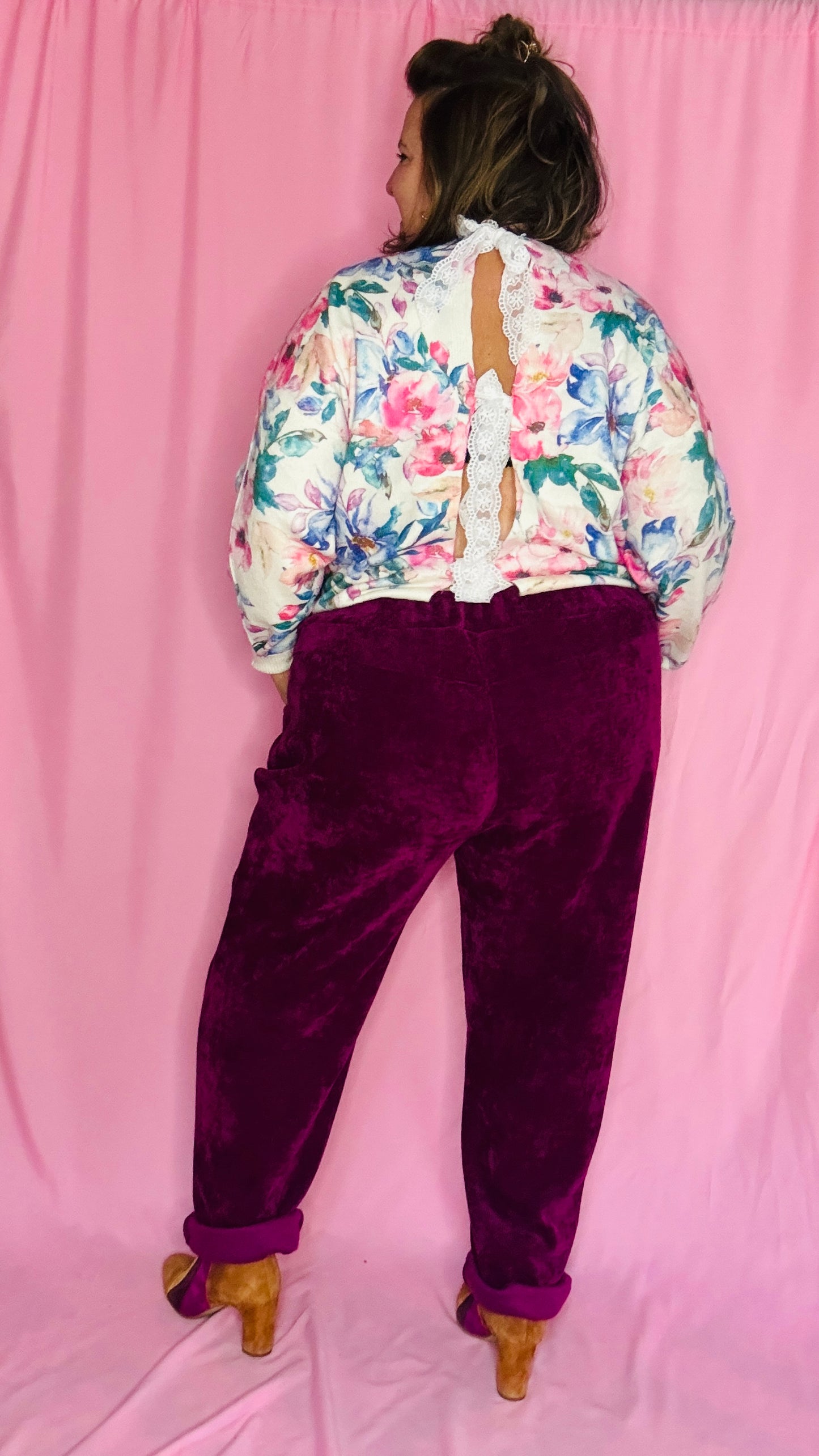 Ce pantalon en velours grande taille violet prune est un allié idéal pour un look alliant confort et élégance.