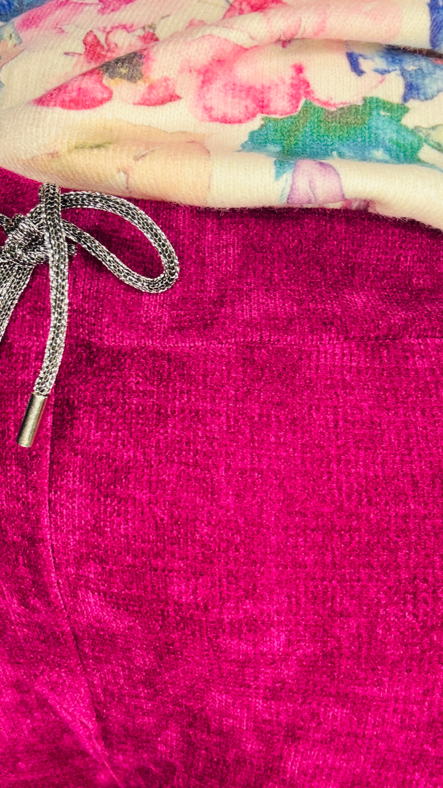 Ce pantalon en velours grande taille violet prune est un allié idéal pour un look alliant confort et élégance.