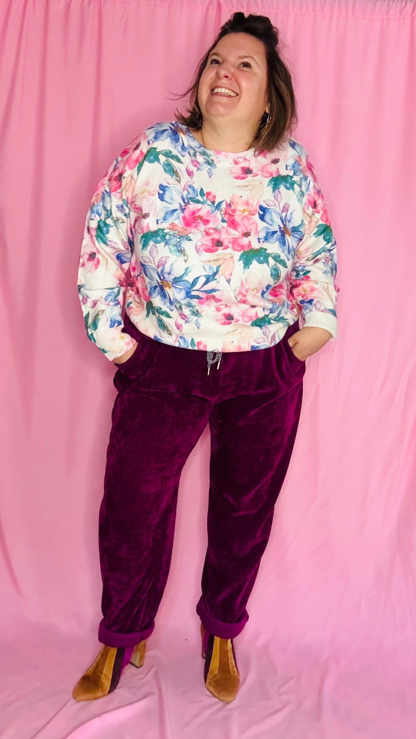 Ce pantalon en velours grande taille violet prune est un allié idéal pour un look alliant confort et élégance.