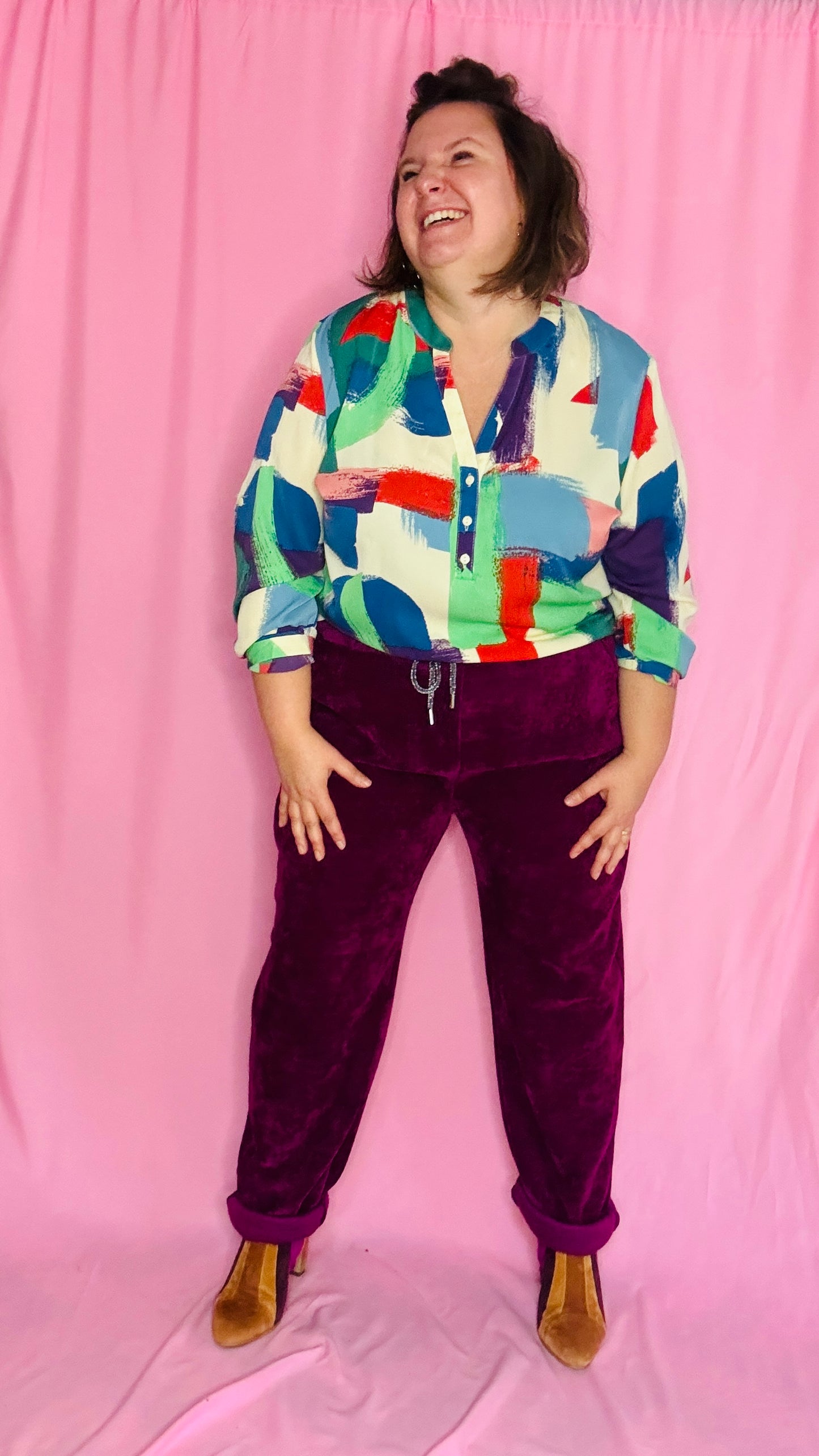 Ce pantalon en velours grande taille violet prune est un allié idéal pour un look alliant confort et élégance.