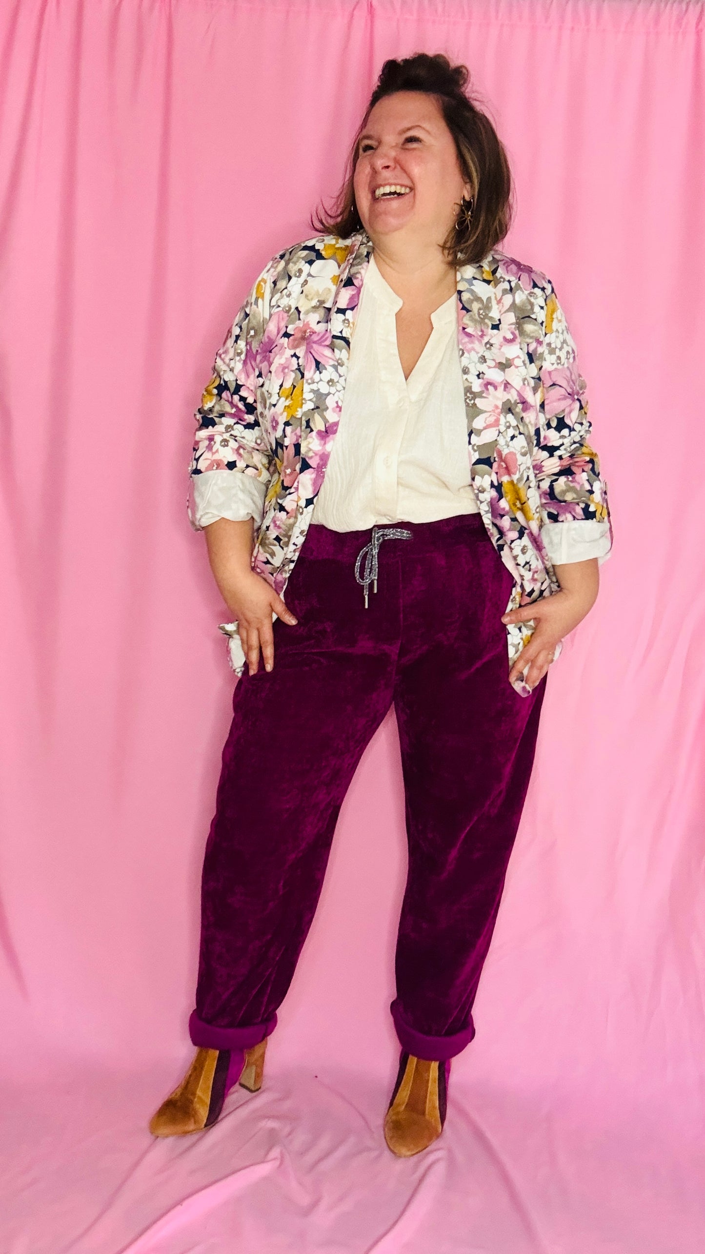 Ce pantalon en velours grande taille violet prune est un allié idéal pour un look alliant confort et élégance.