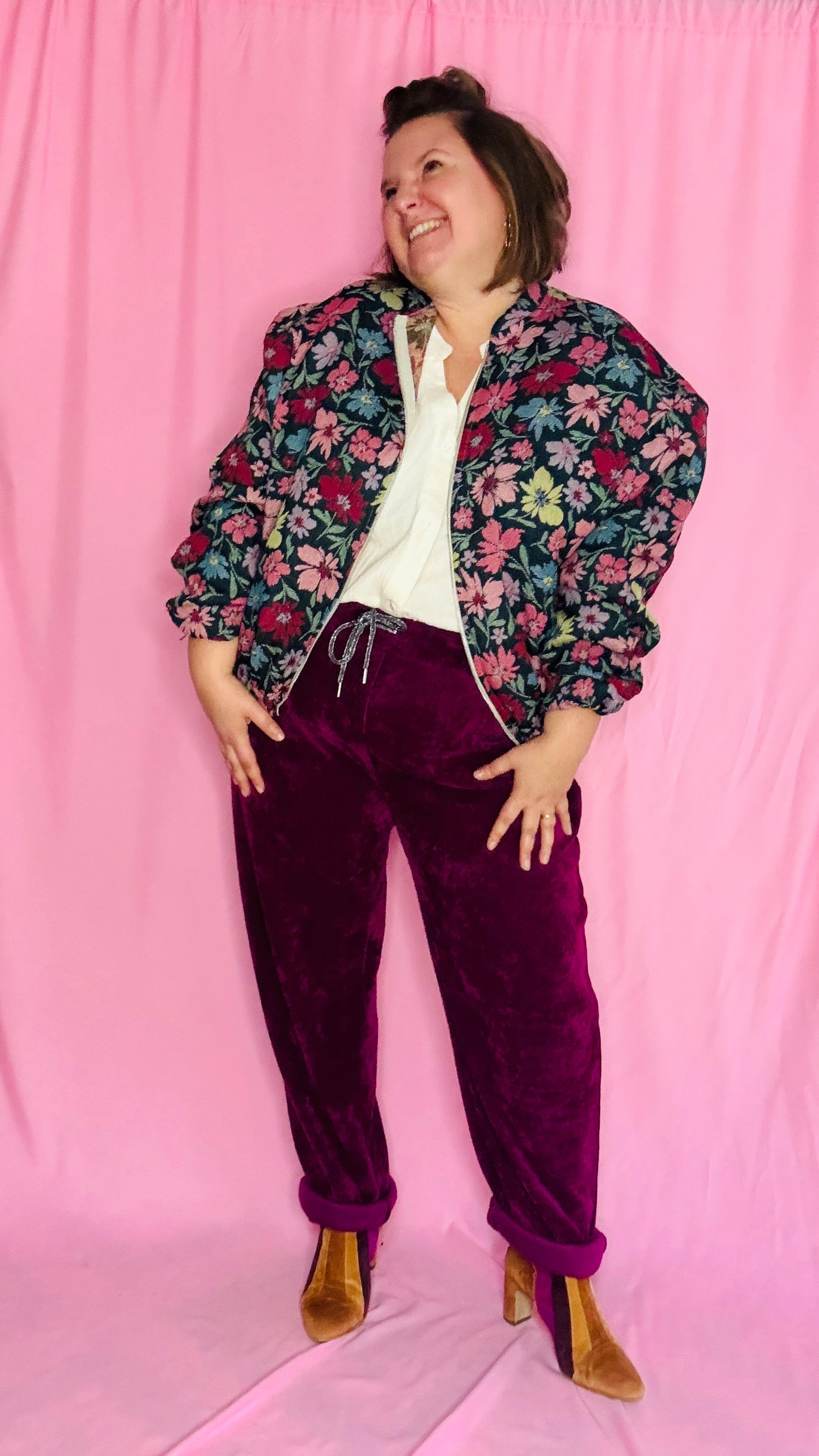 Ce pantalon en velours grande taille violet prune est un allié idéal pour un look alliant confort et élégance.