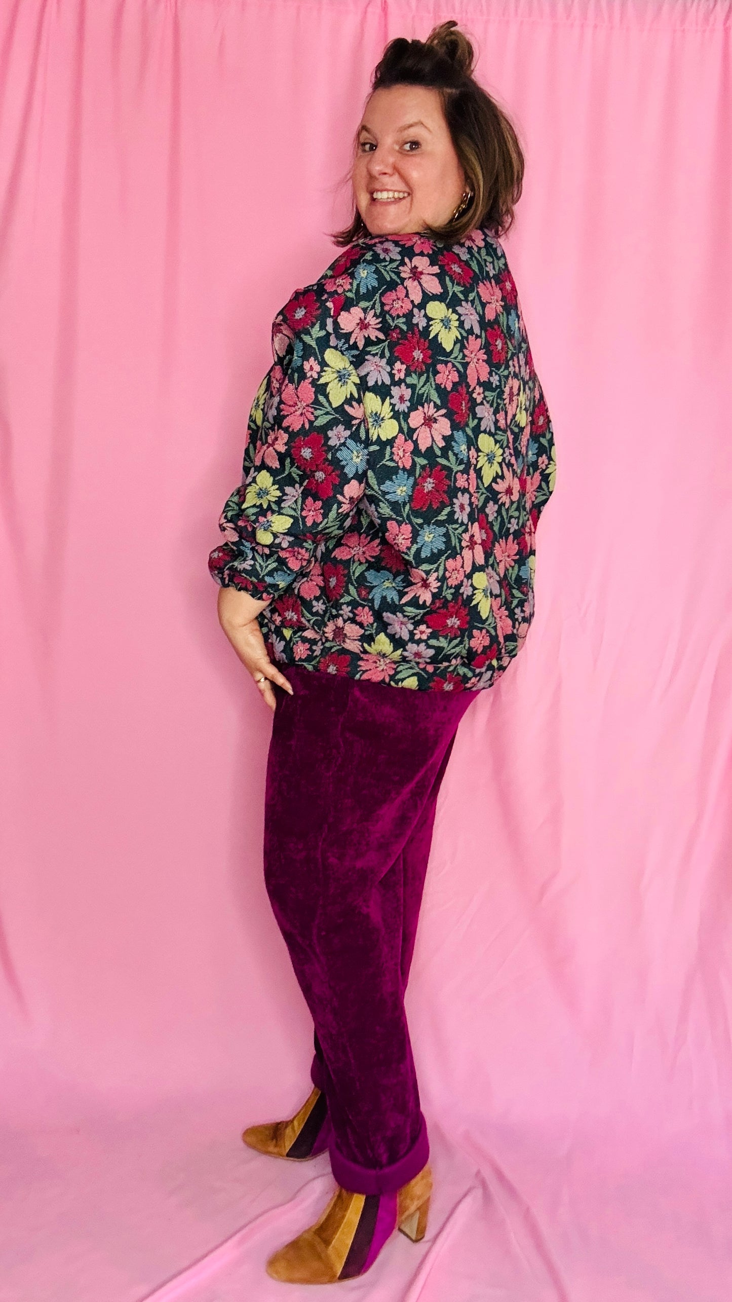 Ce pantalon en velours grande taille violet prune est un allié idéal pour un look alliant confort et élégance.
