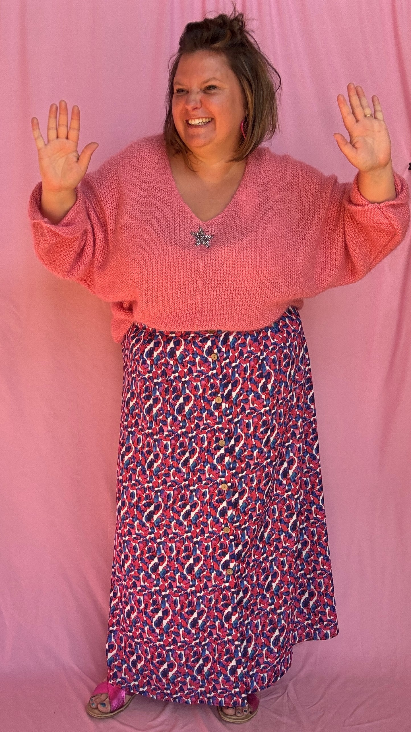 Ce pull grande taille uni rose avec étoile argentée est une pièce coup de cœur pour une tenue confortable et stylée au quotidien !