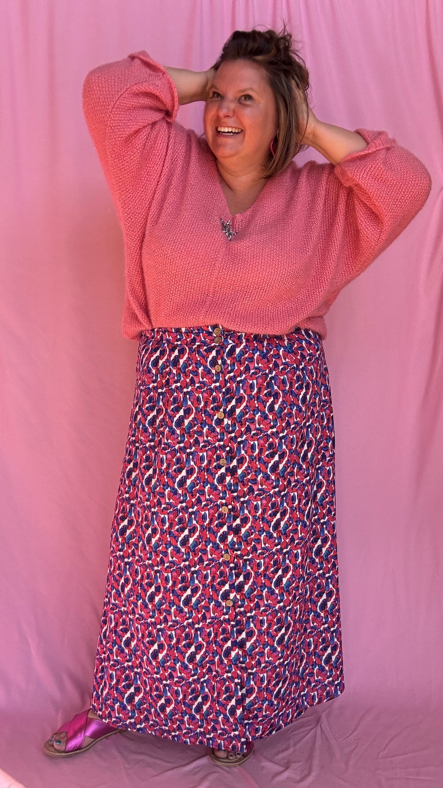 Ce pull grande taille uni rose avec étoile argentée est une pièce coup de cœur pour une tenue confortable et stylée au quotidien !