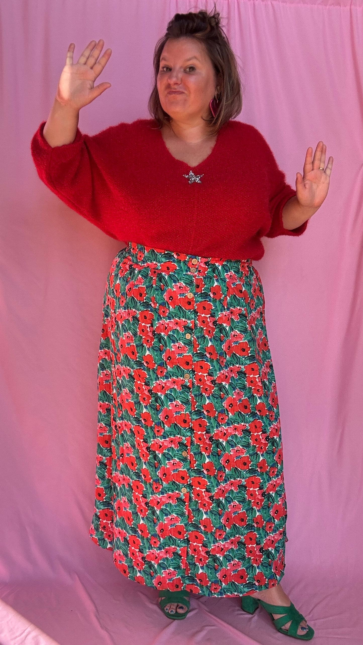 Ce pull grande taille uni rouge avec étoile argentée est une pièce coup de cœur pour une tenue confortable et stylée au quotidien !