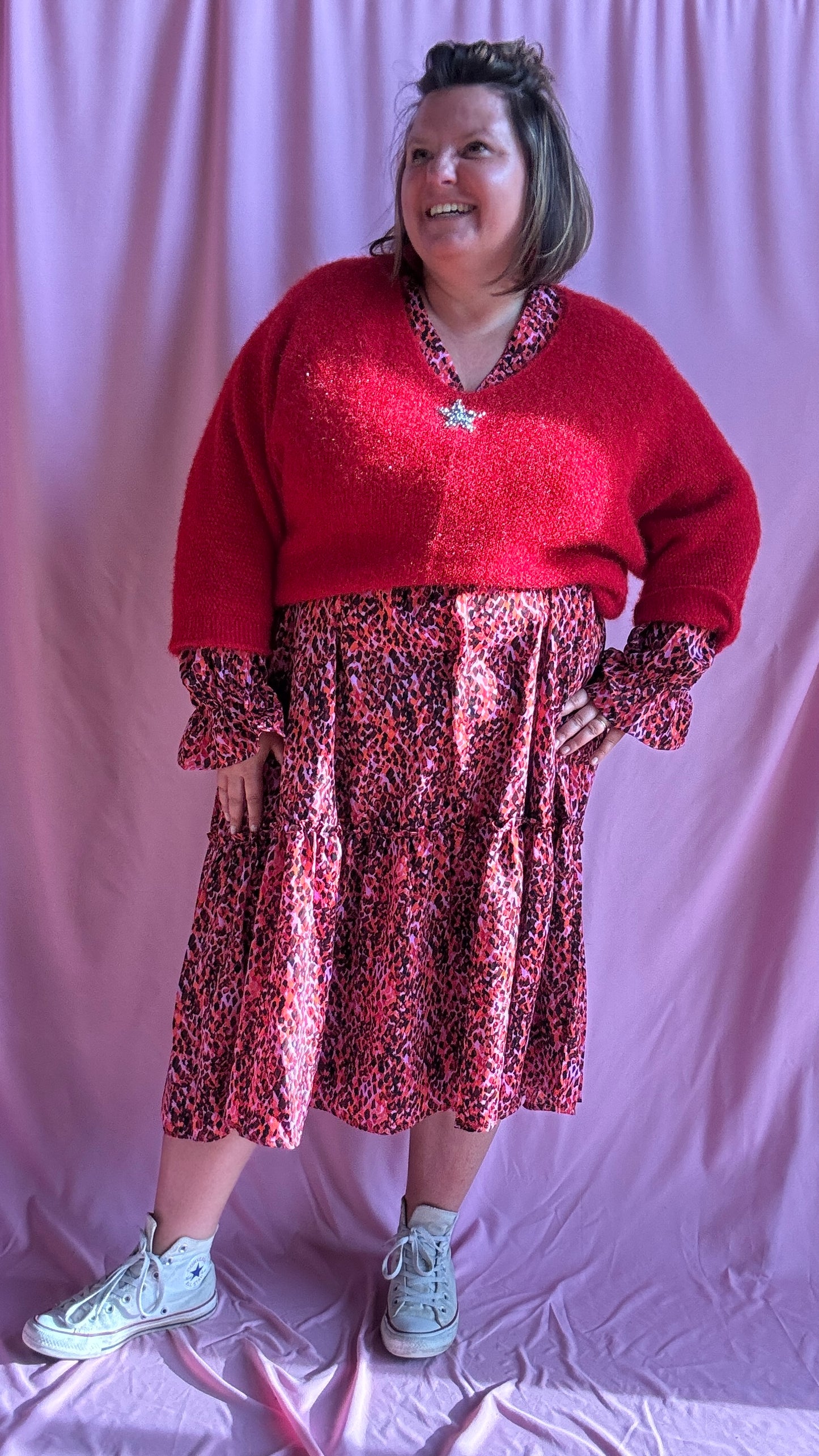 Ce pull grande taille uni rouge avec étoile argentée est une pièce coup de cœur pour une tenue confortable et stylée au quotidien !