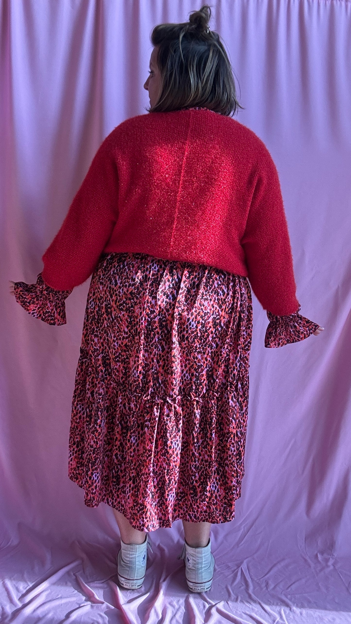 Ce pull grande taille uni rouge avec étoile argentée est une pièce coup de cœur pour une tenue confortable et stylée au quotidien !