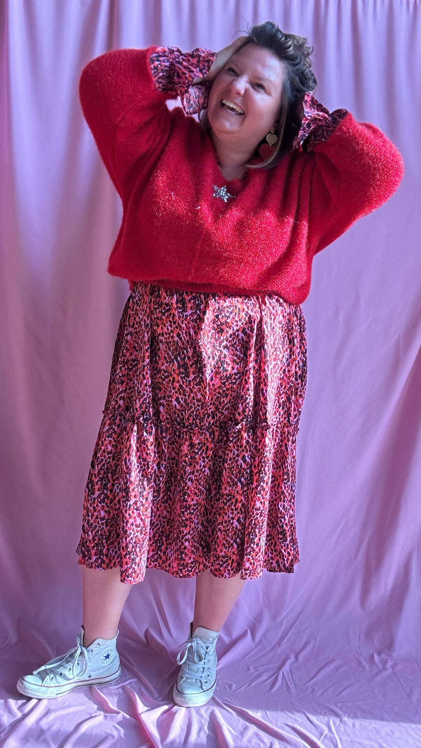Ce pull grande taille uni rouge avec étoile argentée est une pièce coup de cœur pour une tenue confortable et stylée au quotidien !