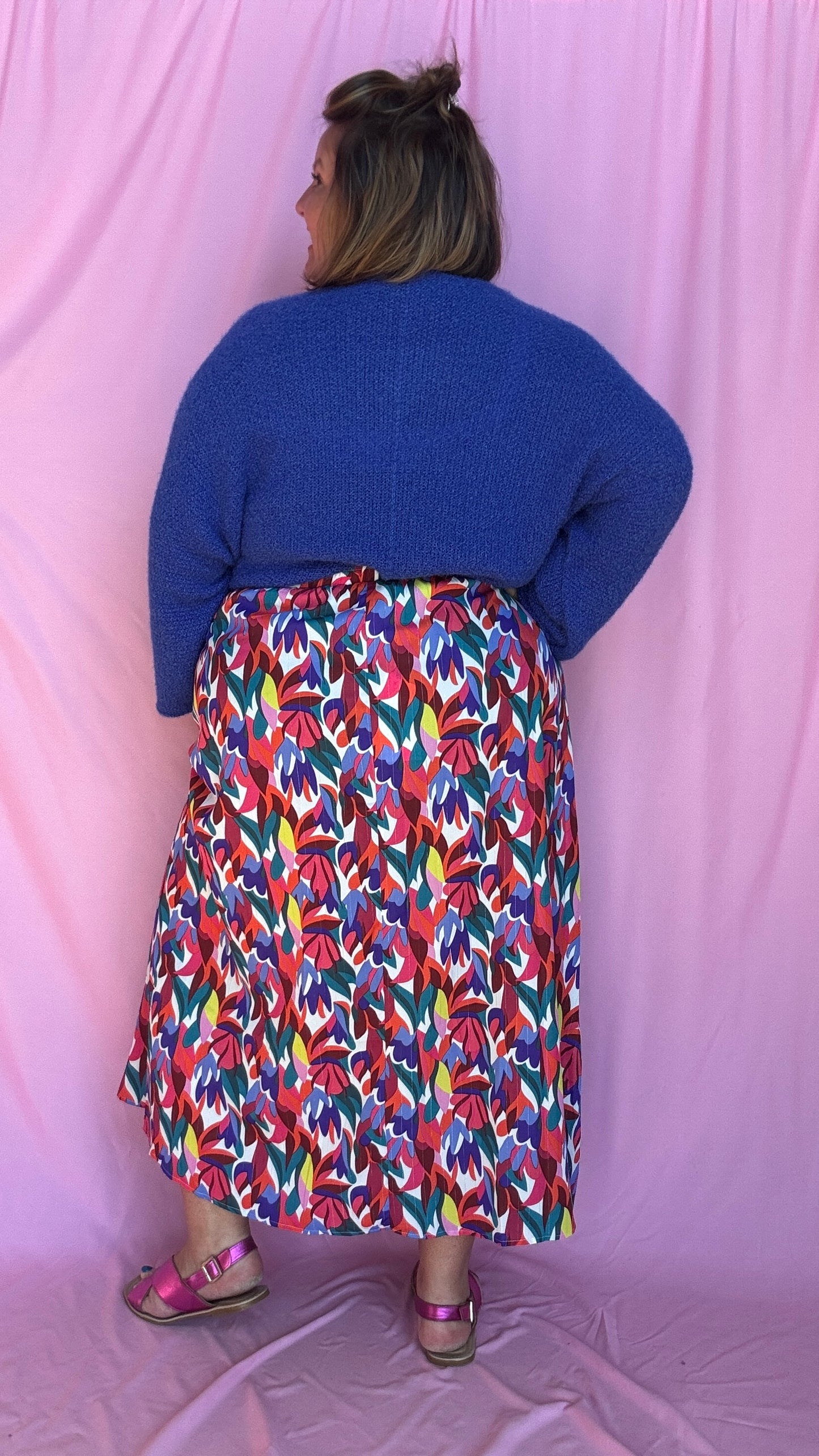Ce pull grande taille uni bleu roi avec étoile argentée est une pièce coup de cœur pour une tenue confortable et stylée au quotidien !