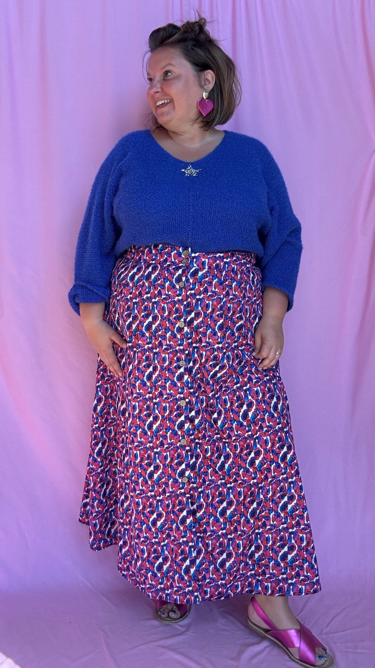Ce pull grande taille uni bleu roi avec étoile argentée est une pièce coup de cœur pour une tenue confortable et stylée au quotidien !