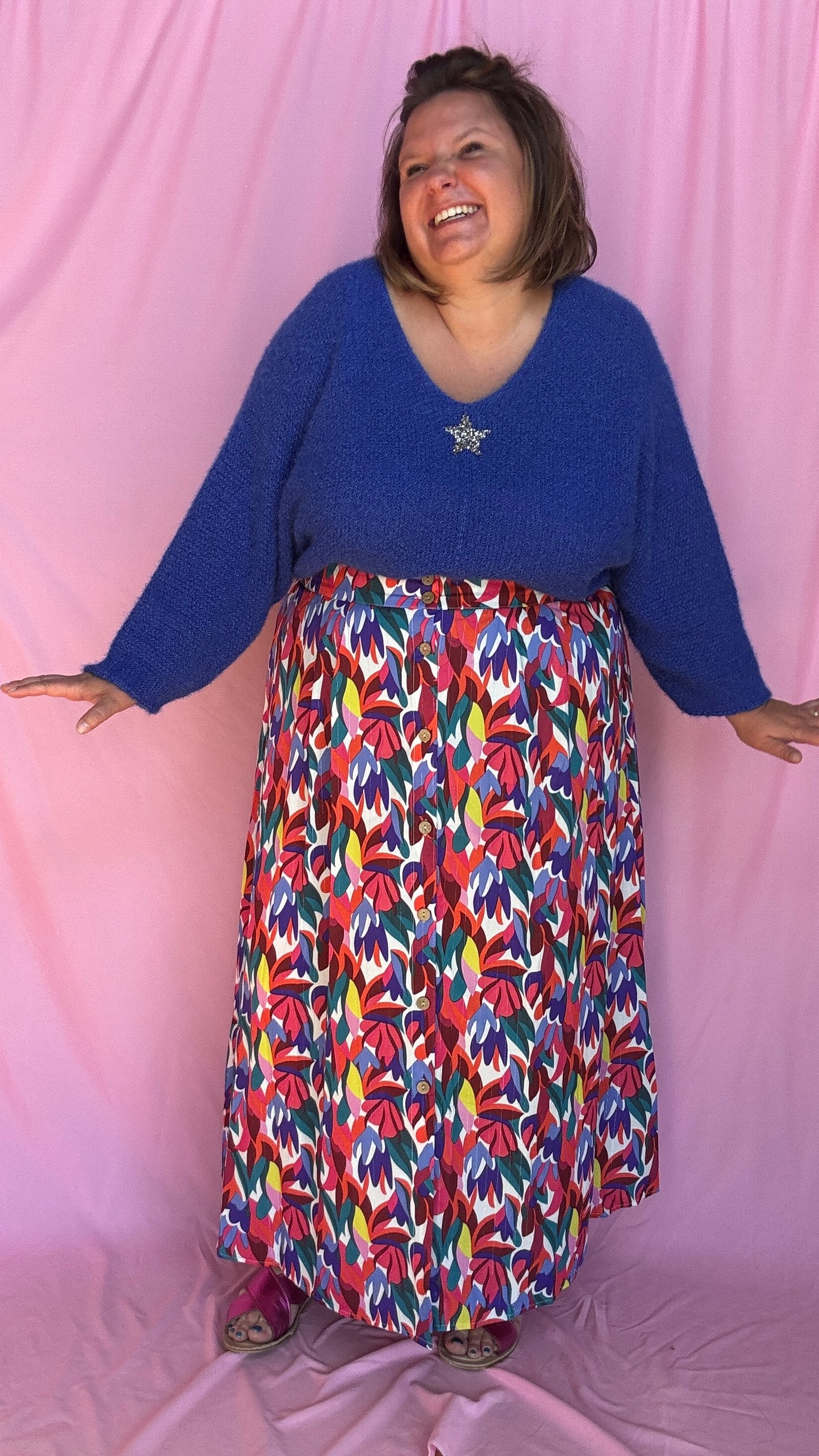 Ce pull grande taille uni bleu roi avec étoile argentée est une pièce coup de cœur pour une tenue confortable et stylée au quotidien !