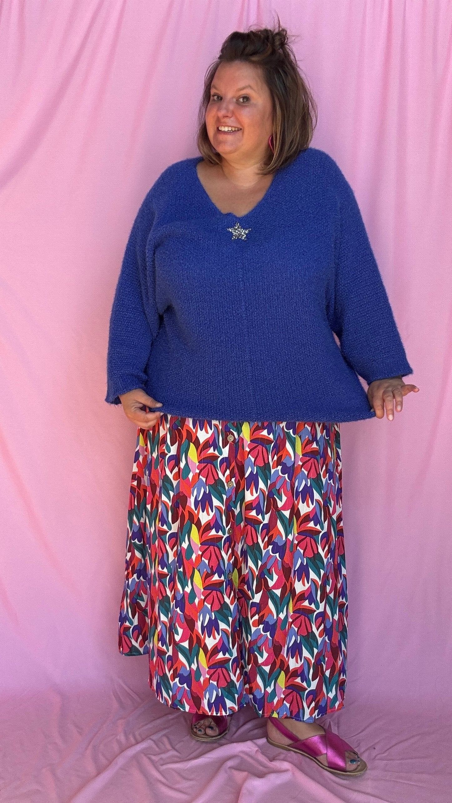 Ce pull grande taille uni bleu roi avec étoile argentée est une pièce coup de cœur pour une tenue confortable et stylée au quotidien !