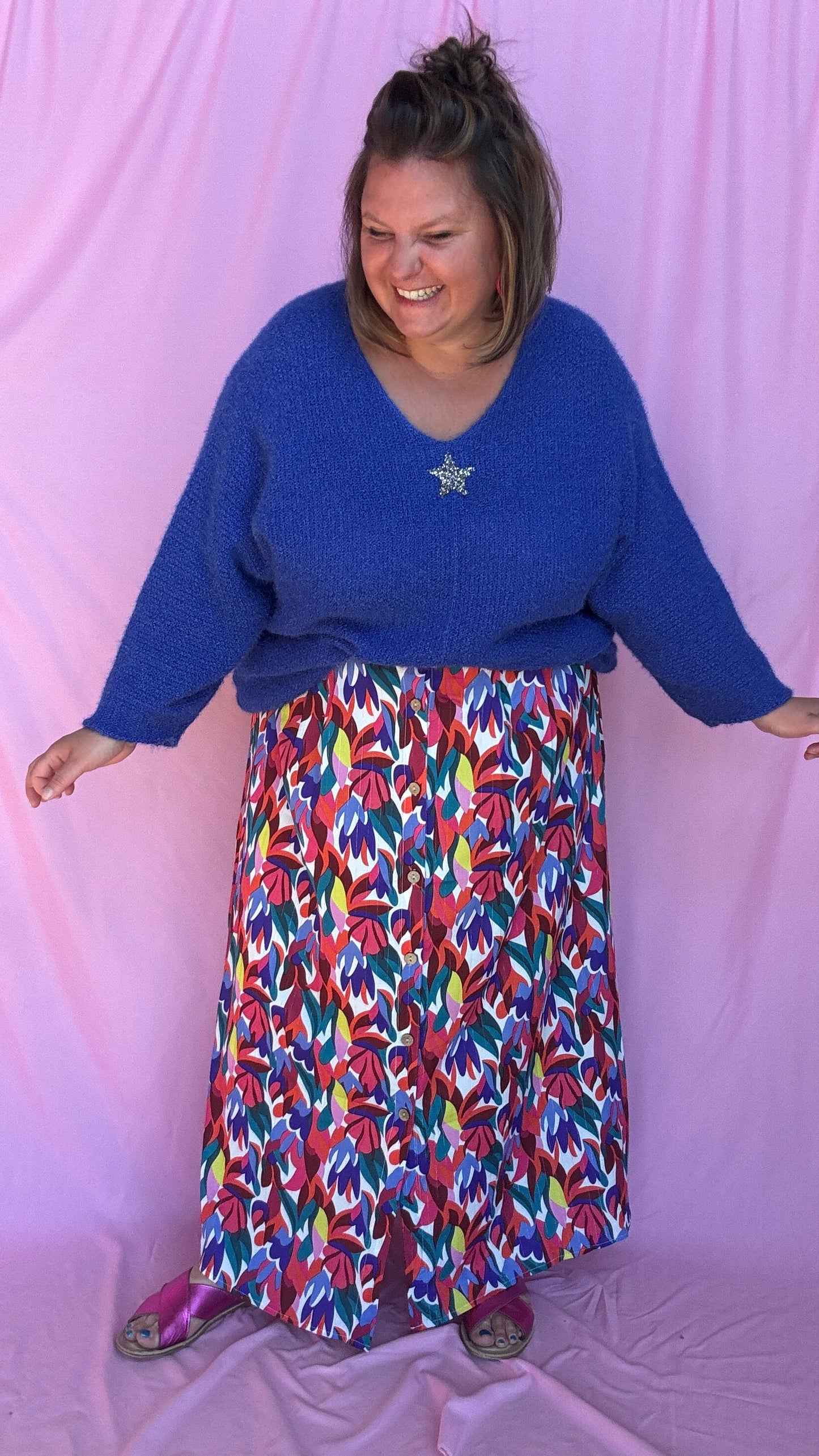 Ce pull grande taille uni bleu roi avec étoile argentée est une pièce coup de cœur pour une tenue confortable et stylée au quotidien !
