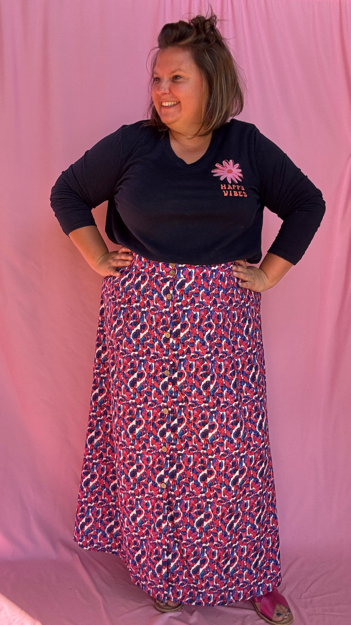 Adoptez ce pull fin grande taille bleu marine happy vibes pour un style discret, chic et décontracté, tout en bénéficiant d'un confort optimal au quotidien.