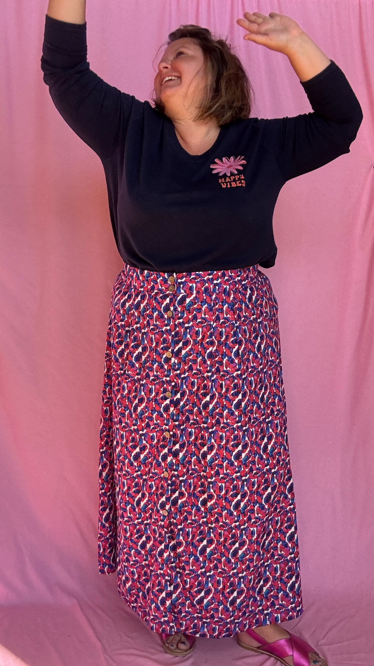 Adoptez ce pull fin grande taille bleu marine happy vibes pour un style discret, chic et décontracté, tout en bénéficiant d'un confort optimal au quotidien.