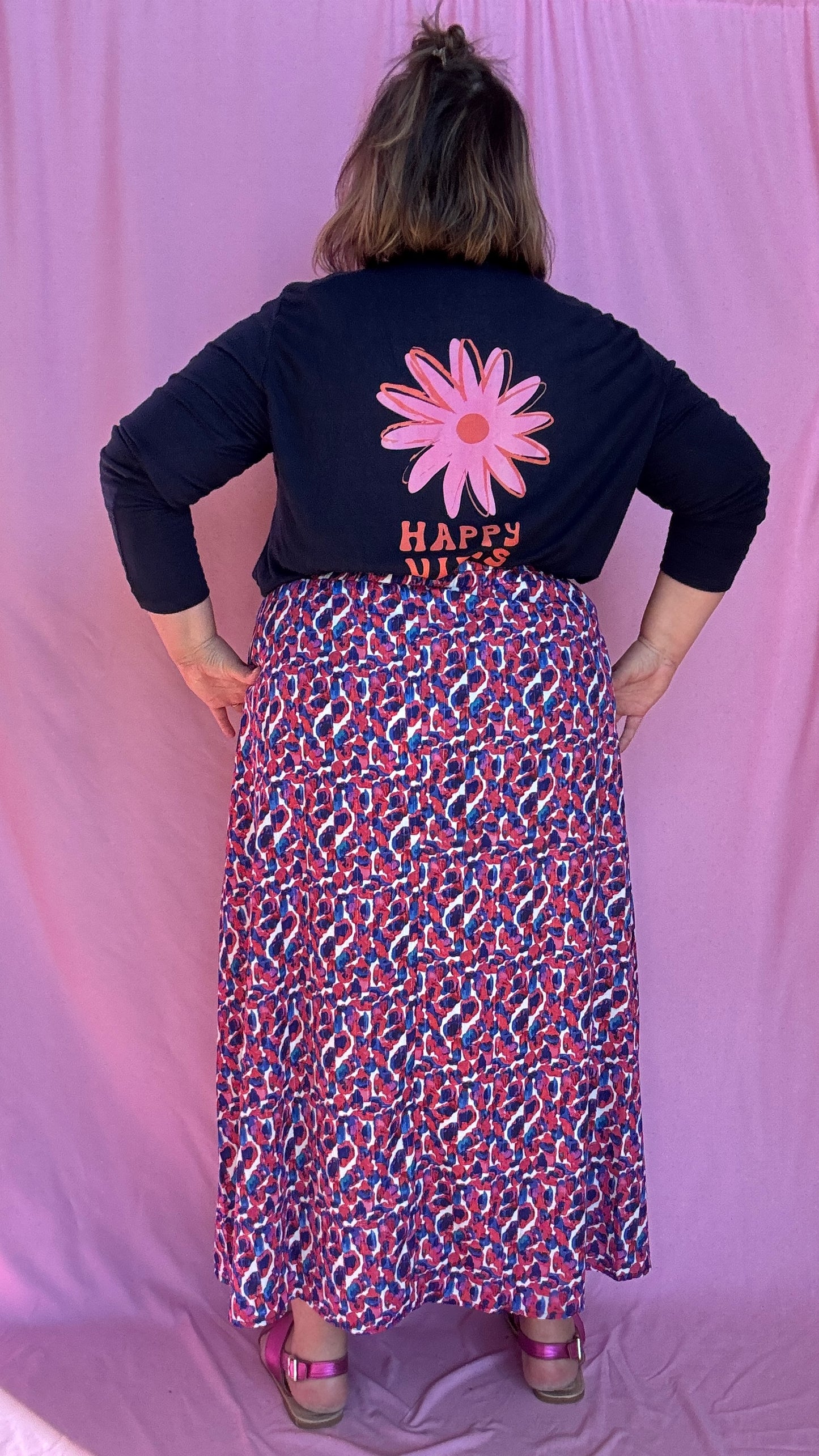 Adoptez ce pull fin grande taille bleu marine happy vibes pour un style discret, chic et décontracté, tout en bénéficiant d'un confort optimal au quotidien.