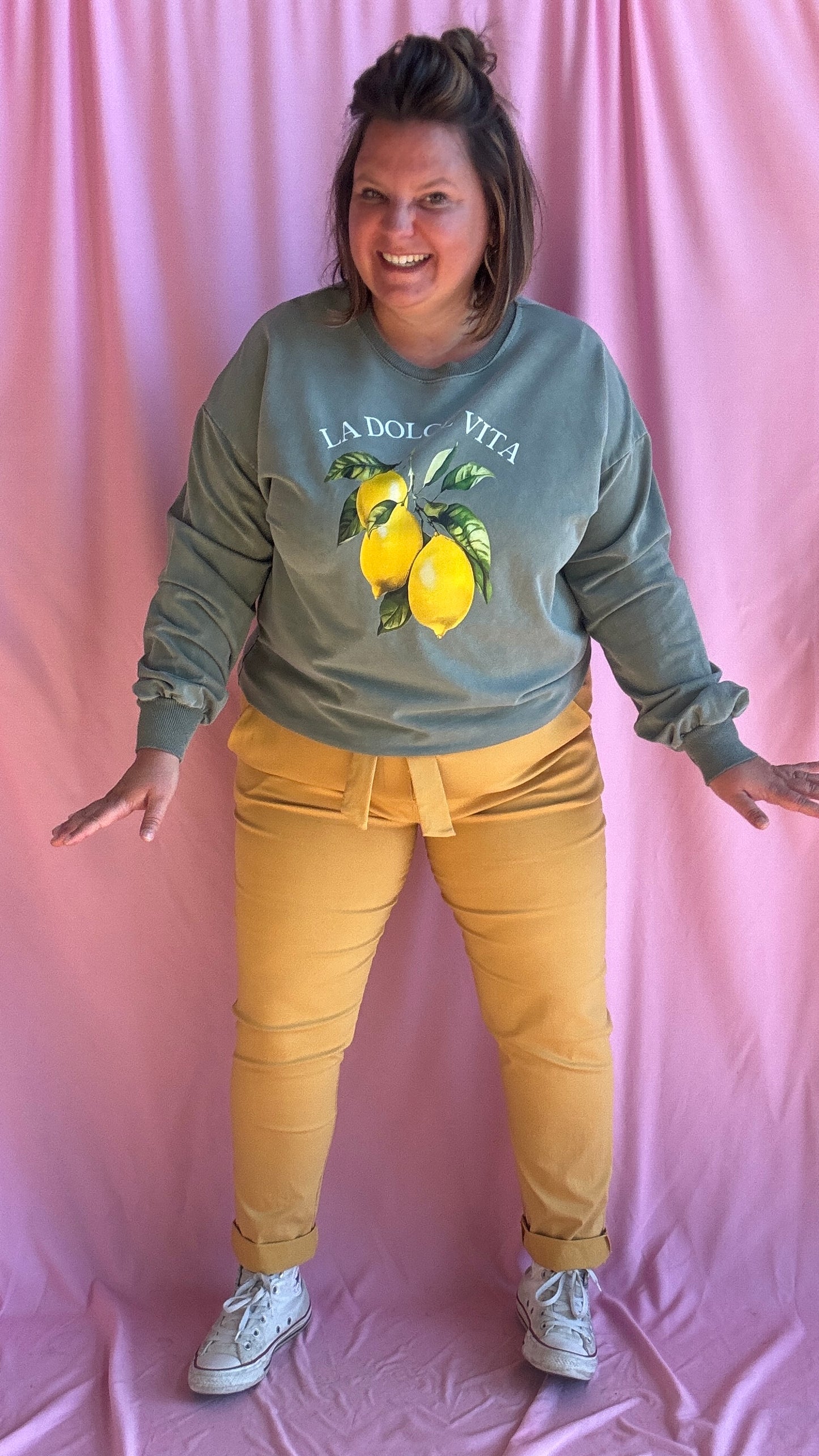 Avec ce sweat grande taille kaki clair
, une vraie dose de soleil et de style à porter toute l’année, pour mettre du pep’s dans vos journées !
