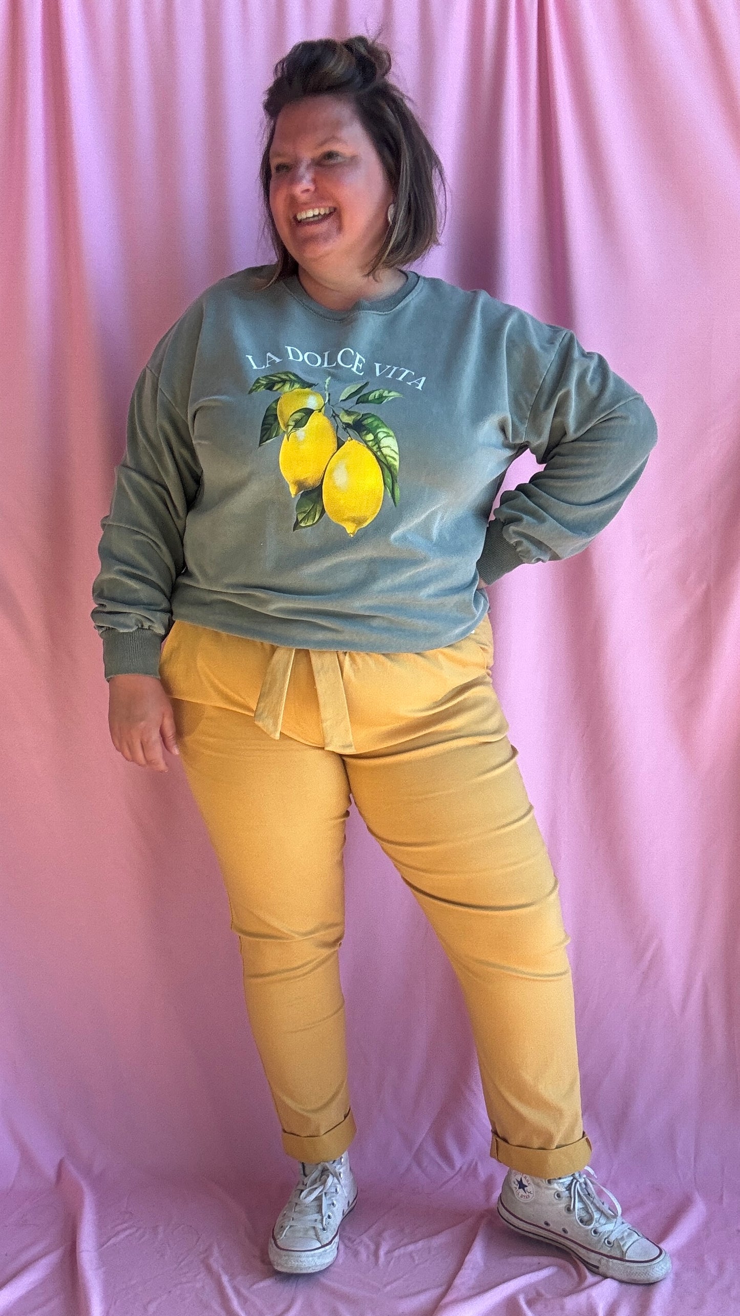 Avec ce sweat grande taille kaki clair
, une vraie dose de soleil et de style à porter toute l’année, pour mettre du pep’s dans vos journées !