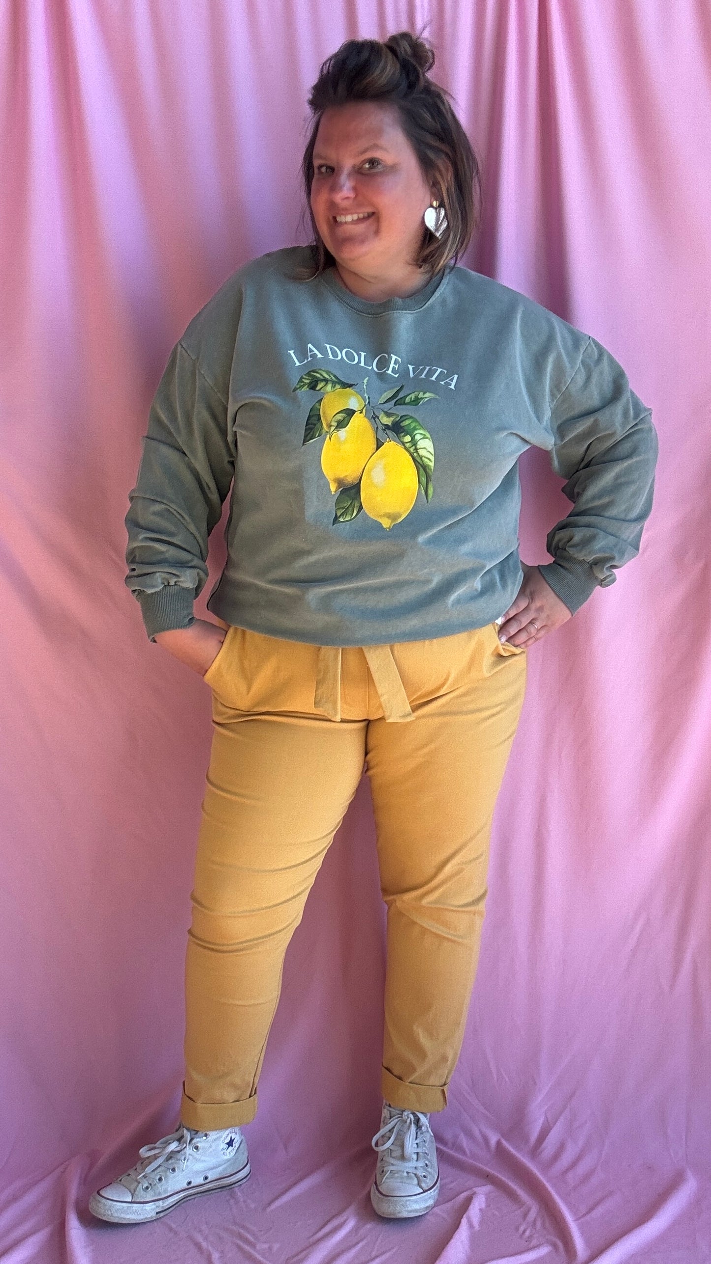 Avec ce sweat grande taille kaki clair
, une vraie dose de soleil et de style à porter toute l’année, pour mettre du pep’s dans vos journées !