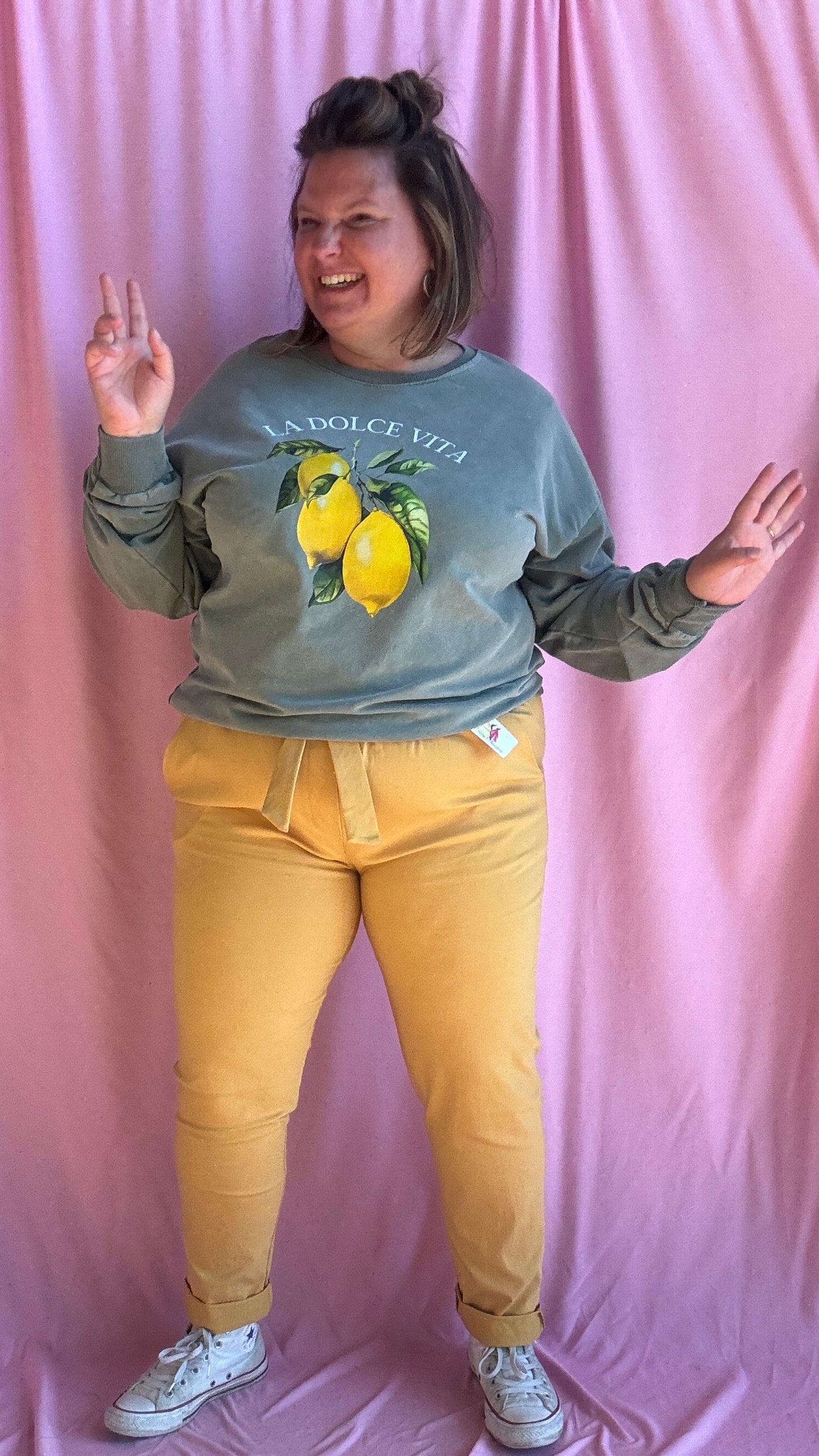 Avec ce sweat grande taille kaki clair
, une vraie dose de soleil et de style à porter toute l’année, pour mettre du pep’s dans vos journées !