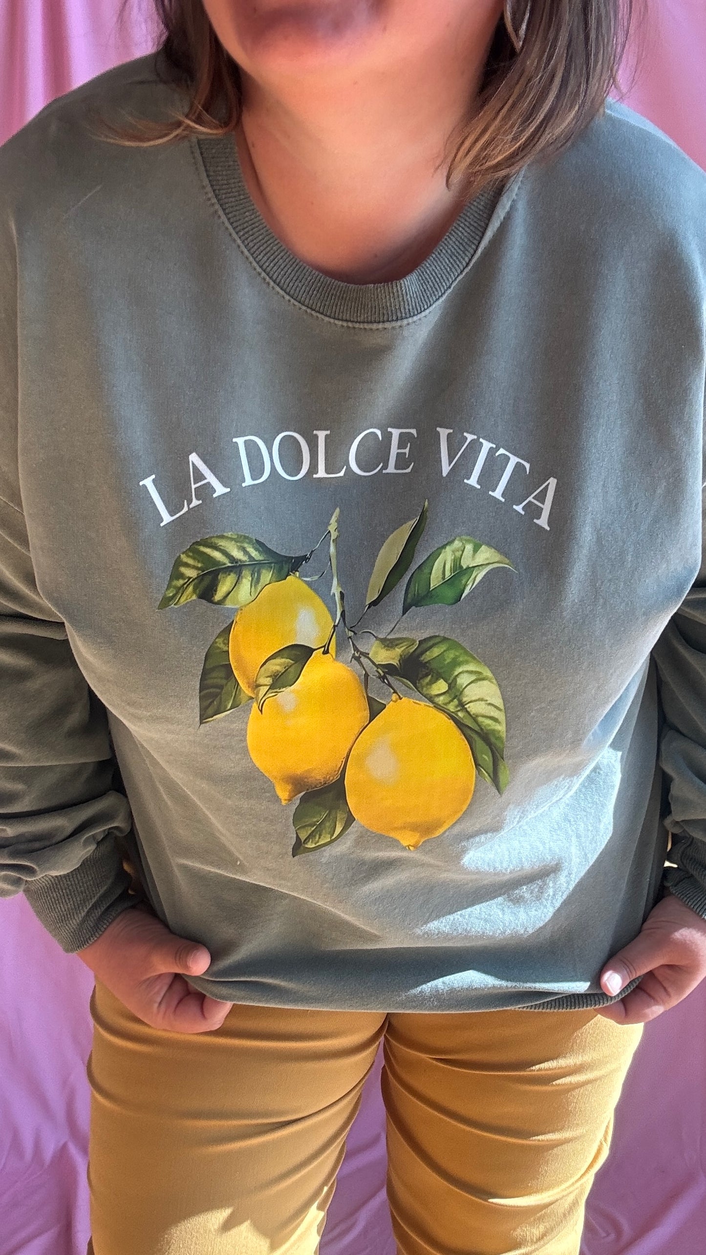 Avec ce sweat grande taille kaki clair
, une vraie dose de soleil et de style à porter toute l’année, pour mettre du pep’s dans vos journées !