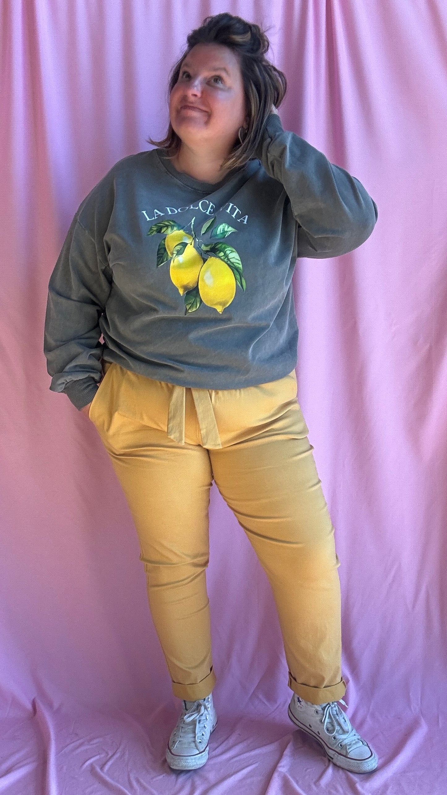 Avec ce sweat grande taille kaki clair
, une vraie dose de soleil et de style à porter toute l’année, pour mettre du pep’s dans vos journées !