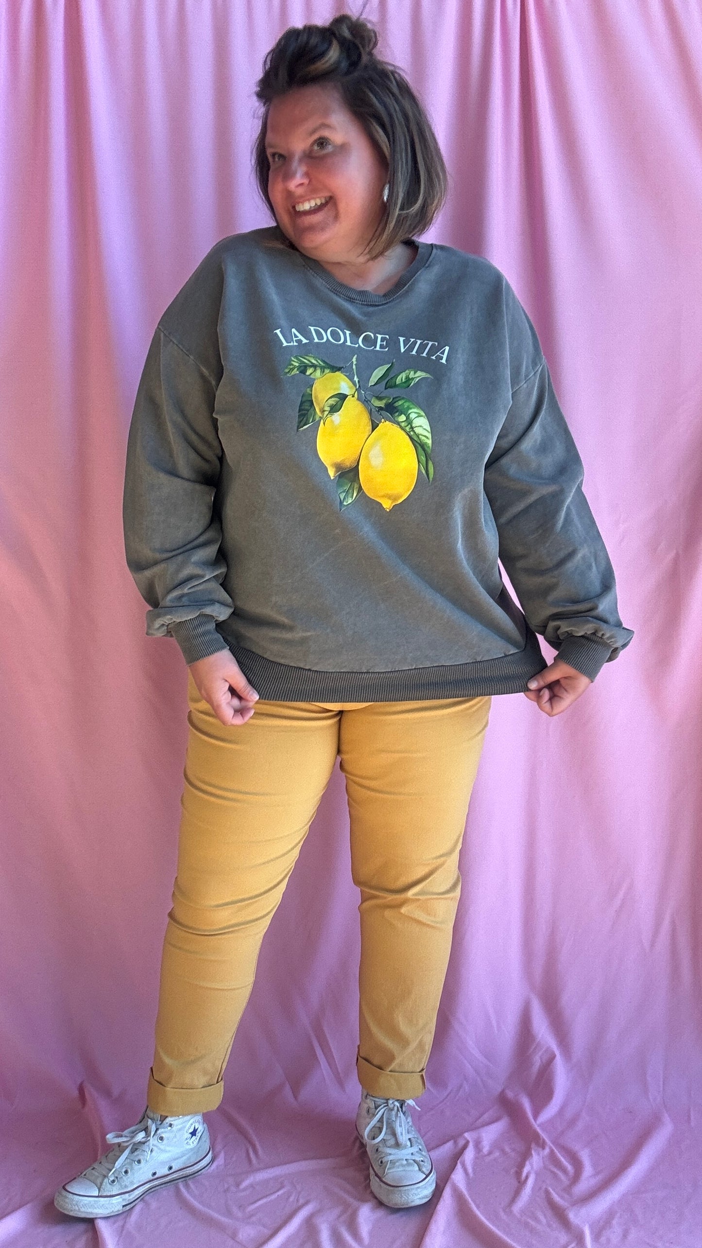 Avec ce sweat grande taille kaki foncé
, une vraie dose de soleil et de style à porter toute l’année, pour mettre du pep’s dans vos journées !