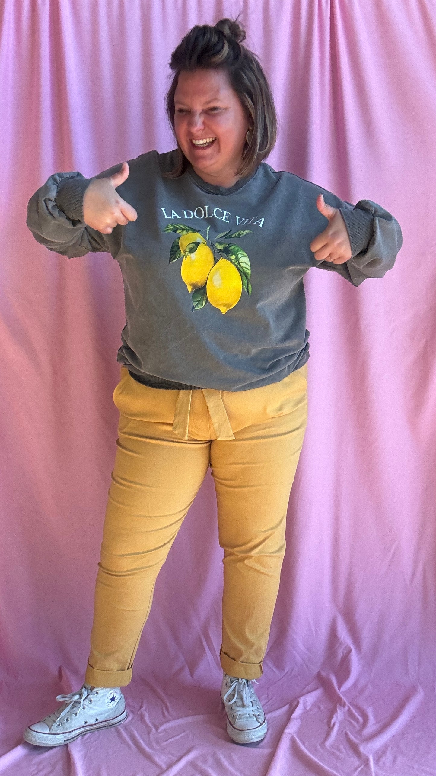 Avec ce sweat grande taille kaki foncé
, une vraie dose de soleil et de style à porter toute l’année, pour mettre du pep’s dans vos journées !