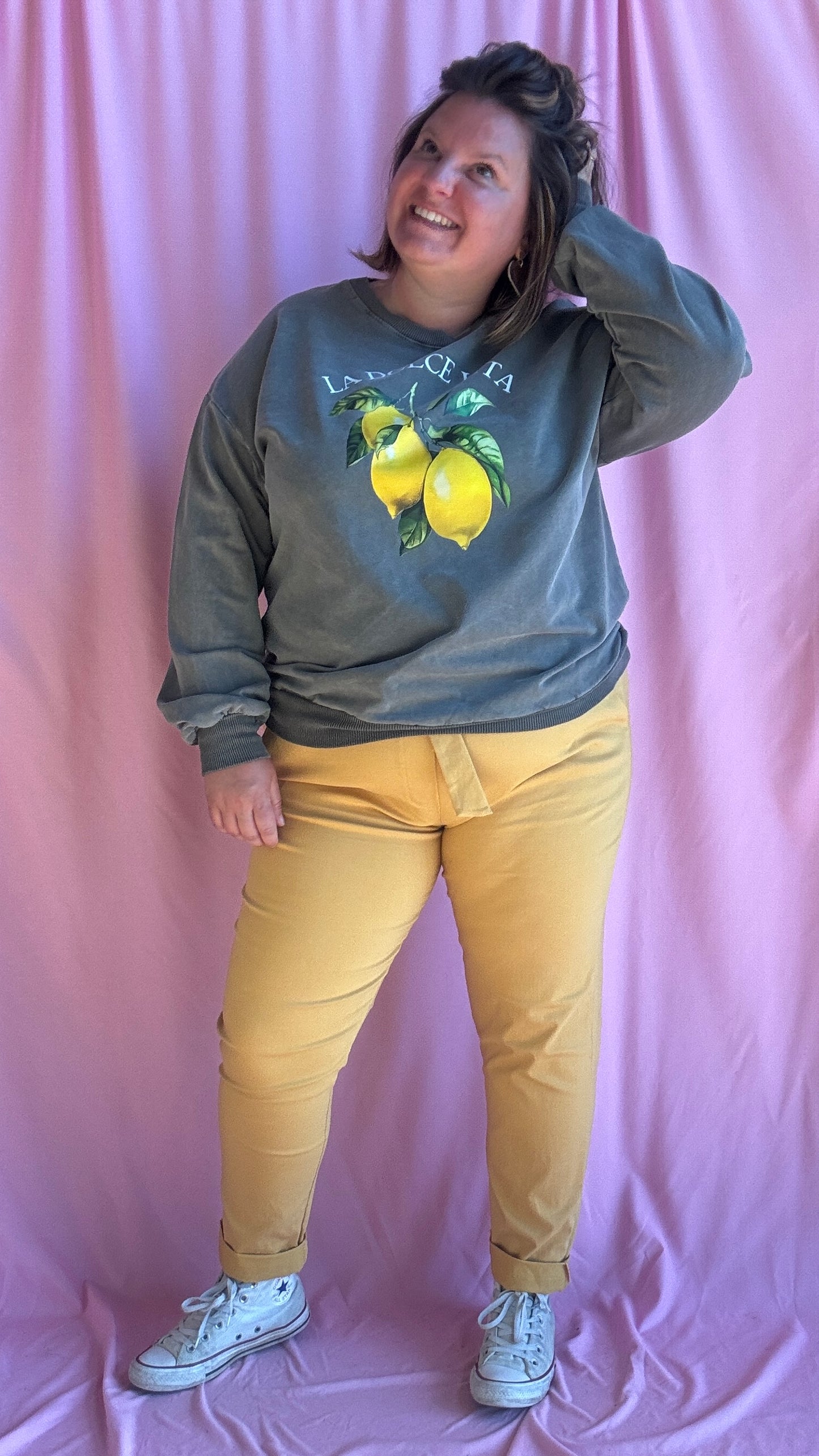 Avec ce sweat grande taille kaki foncé
, une vraie dose de soleil et de style à porter toute l’année, pour mettre du pep’s dans vos journées !
