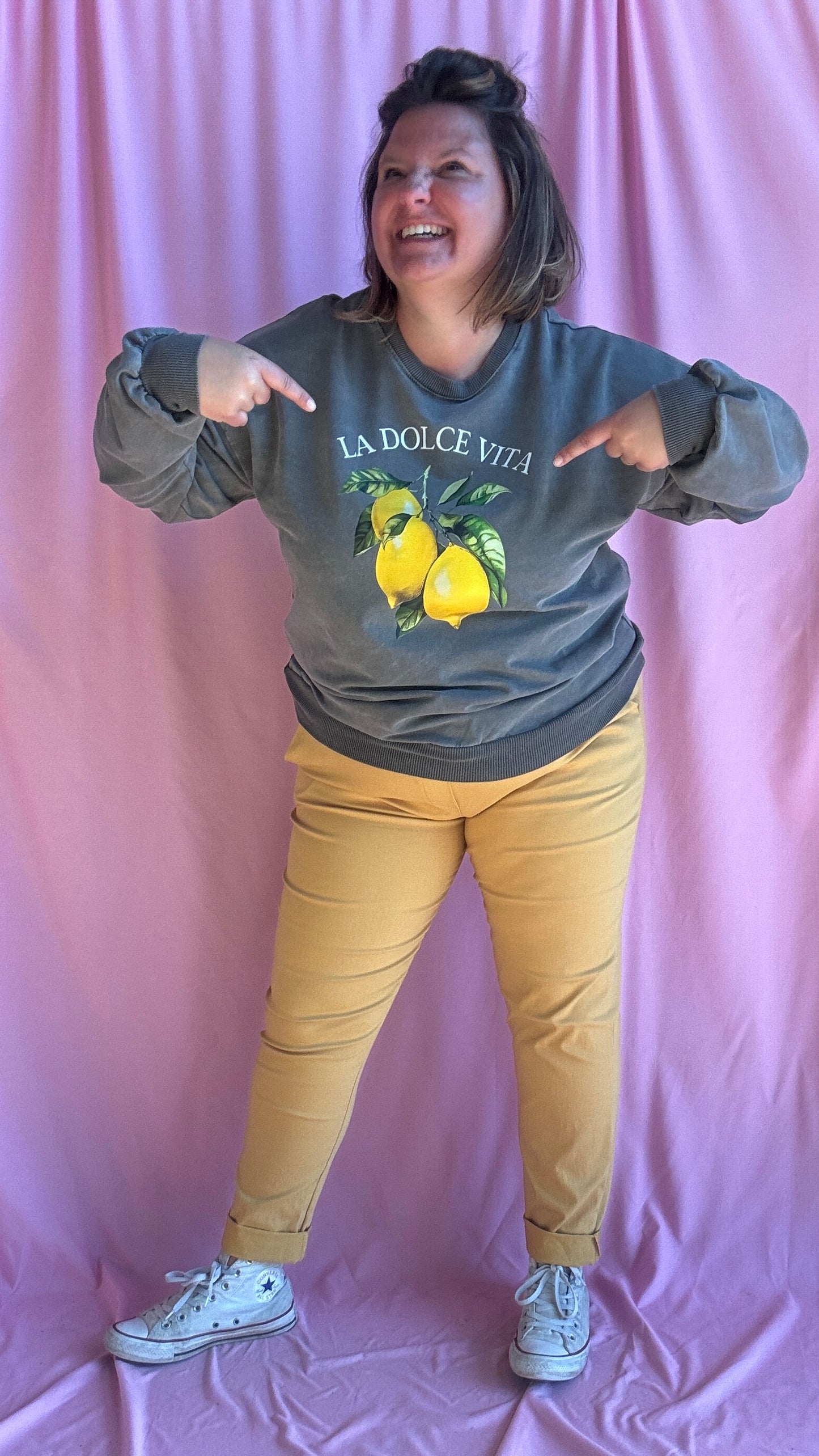 Avec ce sweat grande taille kaki foncé
, une vraie dose de soleil et de style à porter toute l’année, pour mettre du pep’s dans vos journées !