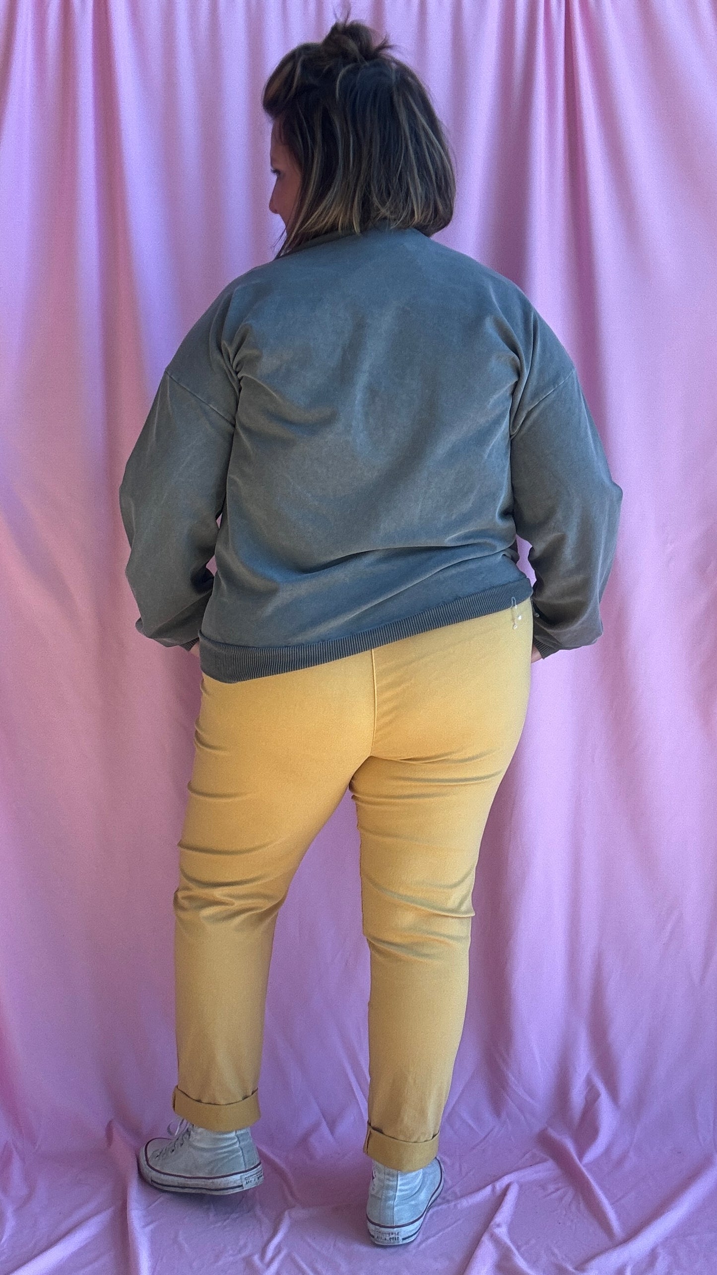 Avec ce sweat grande taille kaki foncé
, une vraie dose de soleil et de style à porter toute l’année, pour mettre du pep’s dans vos journées !
