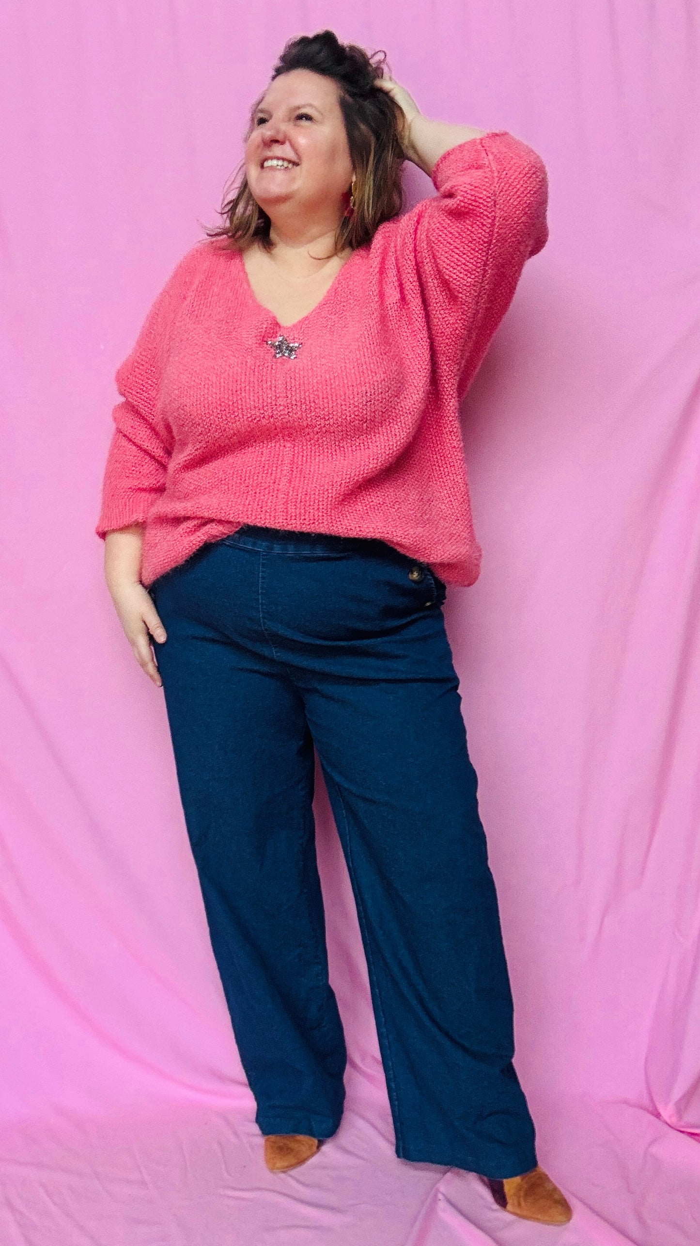 Ce pull grande taille uni rose avec étoile argentée est une pièce coup de cœur pour une tenue confortable et stylée au quotidien !