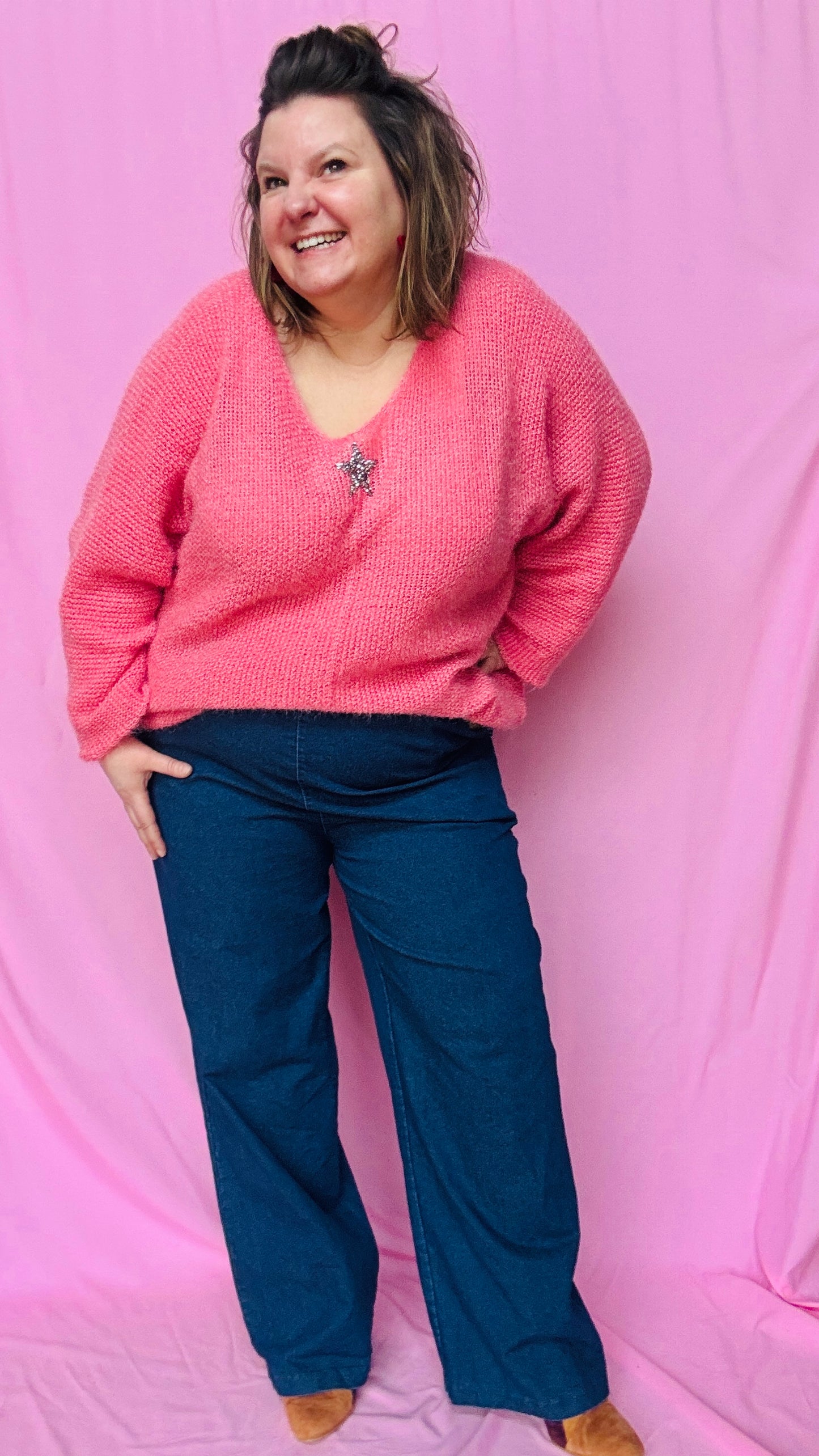 Ce pull grande taille uni rose avec étoile argentée est une pièce coup de cœur pour une tenue confortable et stylée au quotidien !