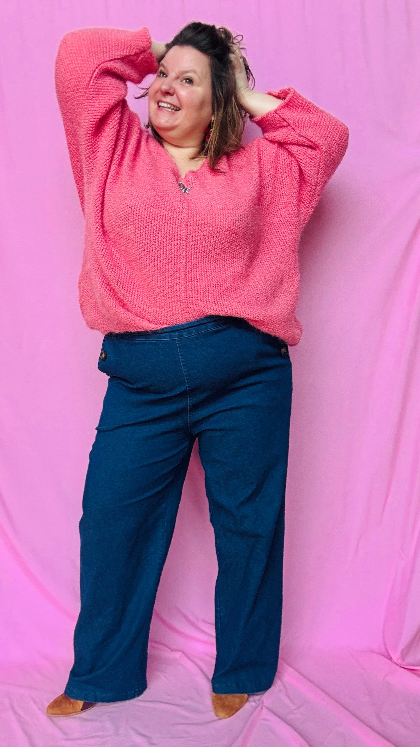 Ce pull grande taille uni rose avec étoile argentée est une pièce coup de cœur pour une tenue confortable et stylée au quotidien !
