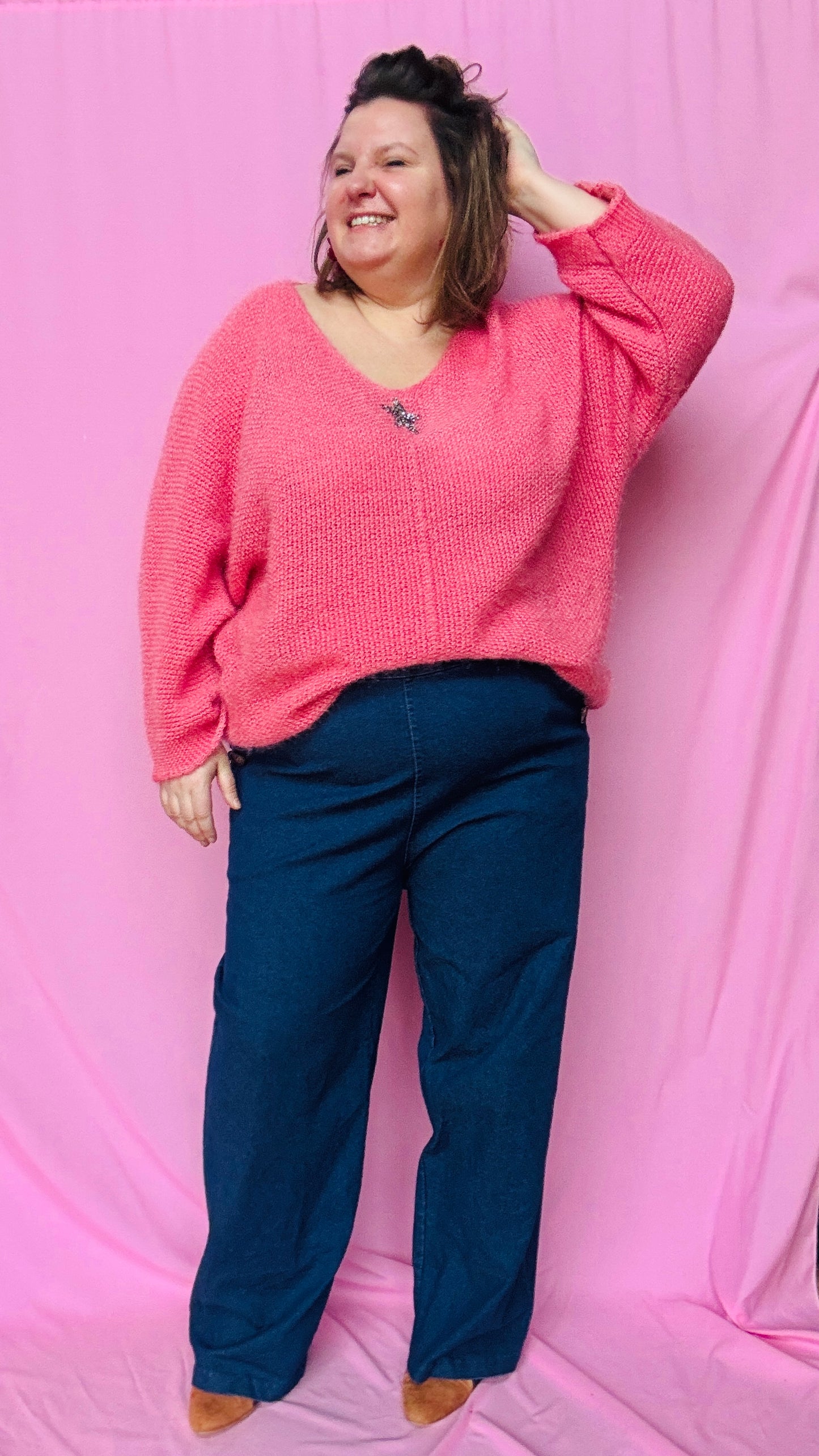 Ce pull grande taille uni rose avec étoile argentée est une pièce coup de cœur pour une tenue confortable et stylée au quotidien !